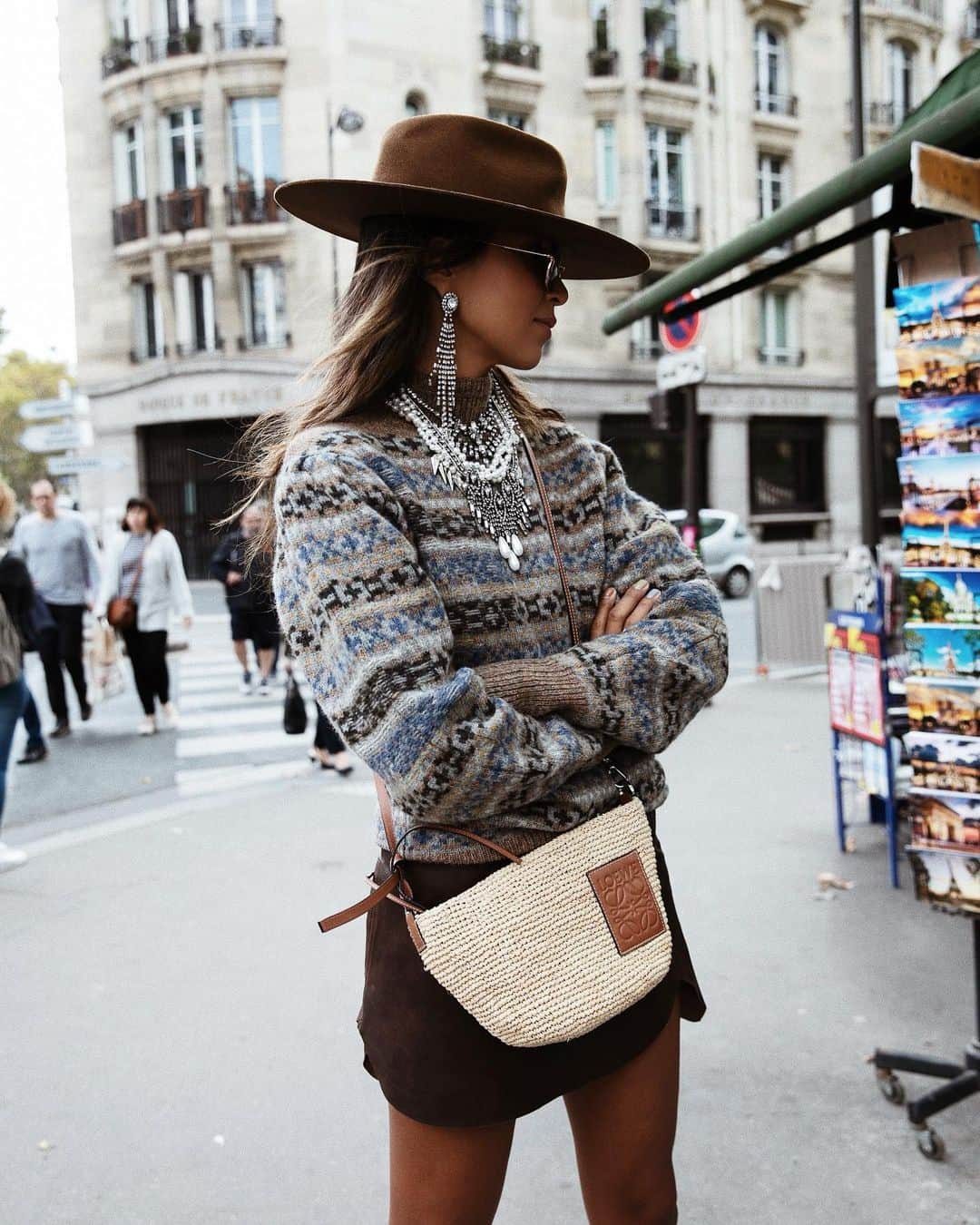 ジュリー・サリニャーナさんのインスタグラム写真 - (ジュリー・サリニャーナInstagram)「Western chic. ✨ @Isabelmarant sweater @fwrd | Shot by @collagevintage2」10月24日 3時57分 - sincerelyjules