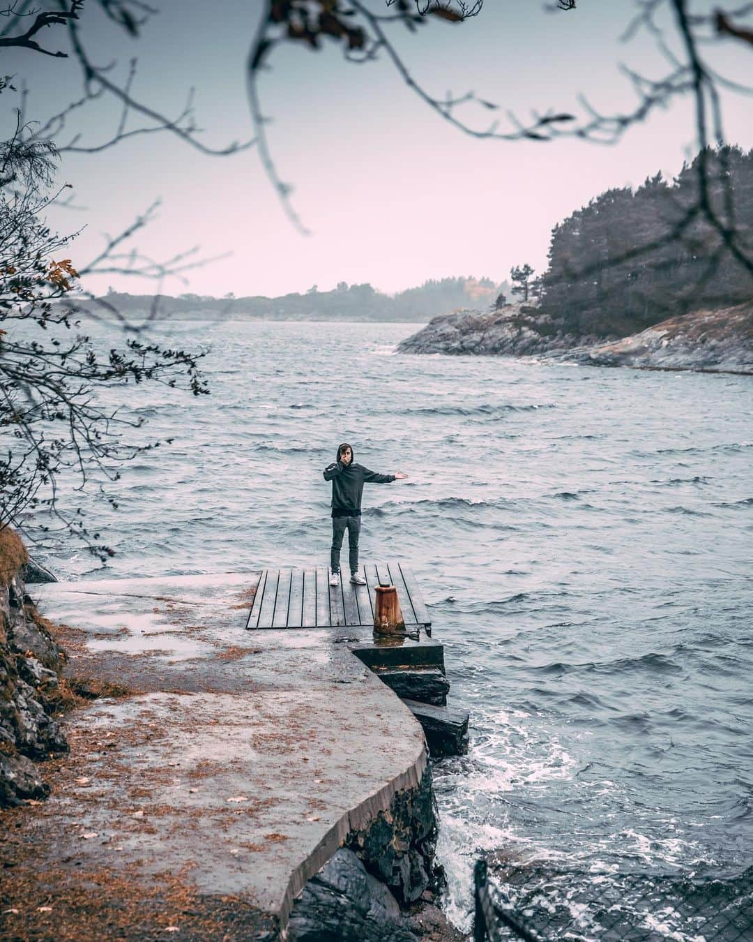 アラン・ウォーカーさんのインスタグラム写真 - (アラン・ウォーカーInstagram)「Can’t complain about the weather in this beautiful city ☔️」10月24日 4時12分 - alanwalkermusic