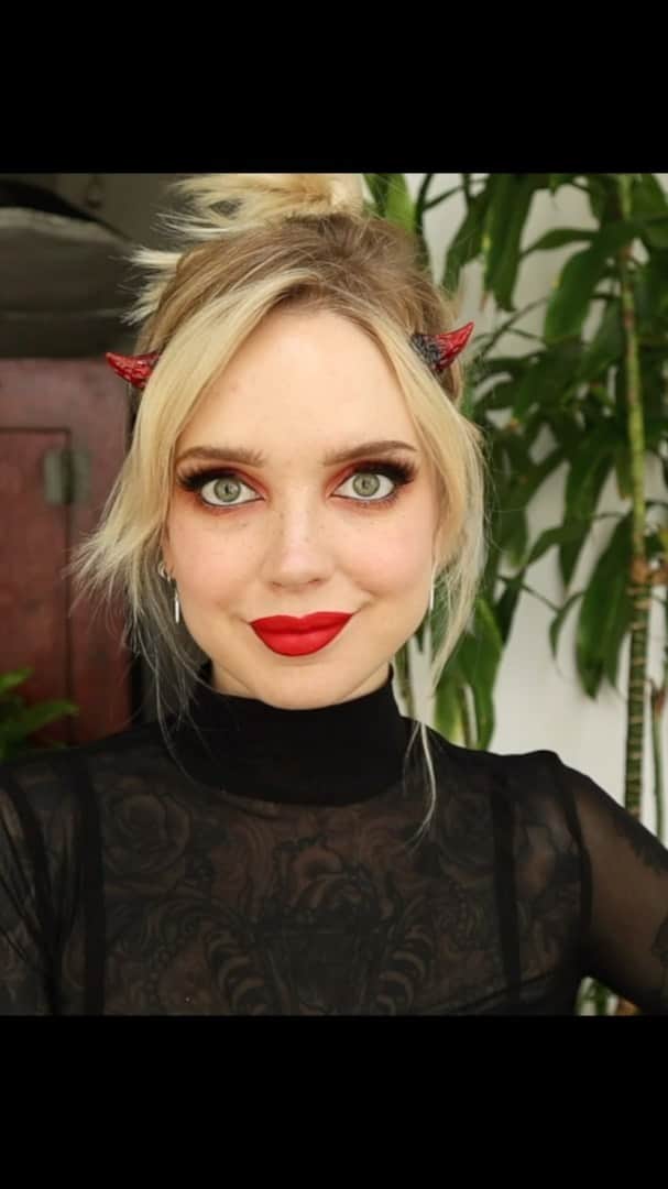 サラ・Xのインスタグラム：「NEED INSPO FOR A LOWKEY HALLOWEEN LOOK? This simple devil 😈 look is easy to wear to school or work without looking too scary #ipsypartner  I started this look with my base products on, including brows & a light blush, and was able to use the products from my October @ipsy Glam Bag Plus to transform my blank canvas into a subtle costume. Just add some horns & you’re good to go! Bonus: I discovered a facial scrub that is the closest thing I’ve found to the microdermabrasion that I get when I visit my esthetician, and I’ve tried A LOT of scrubs.  Featuring a cameo by Patrick and his intense mustache, asking me if I was ready to shoot the look after I was done. Ha!  Products shown in order:  @tartecosmetics Chrome Paint Shadow Pot in Fire Dancer @eyeko Black Magic Liquid Eyeliner in Carbon Black @trestique All Over Starlighter Powder in Ultra Violet @realhermakeup Matte Liquid Lipstick in shade I Am Adaptable @GoldfadenMD Doctor’s Scrub (it says it’s a microderm exfoliator and I was skeptical but after using it I am a BELIEVER)  #halloweenmakeupideas #halloweenmakeuptutorial #makeuphalloween #halloweenlook #devilmakeup」