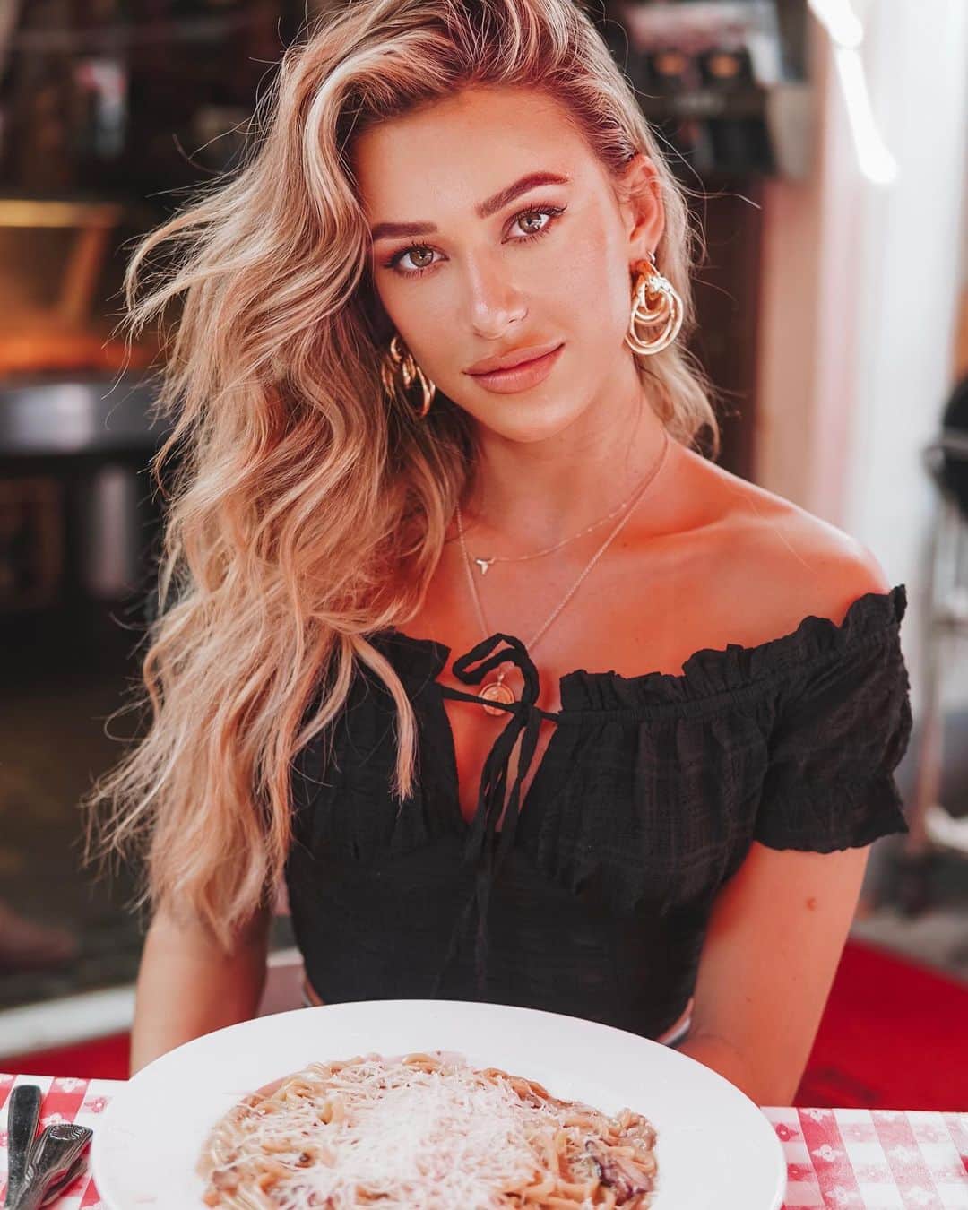 Cindy Pradoさんのインスタグラム写真 - (Cindy PradoInstagram)「Treating myself today 🥰 Wearing @whitefoxboutique - swipe right to see how I ate my pasta 😅 (ps. I actually did not ask the waiter to do this😂)」10月24日 4時20分 - cindyprado