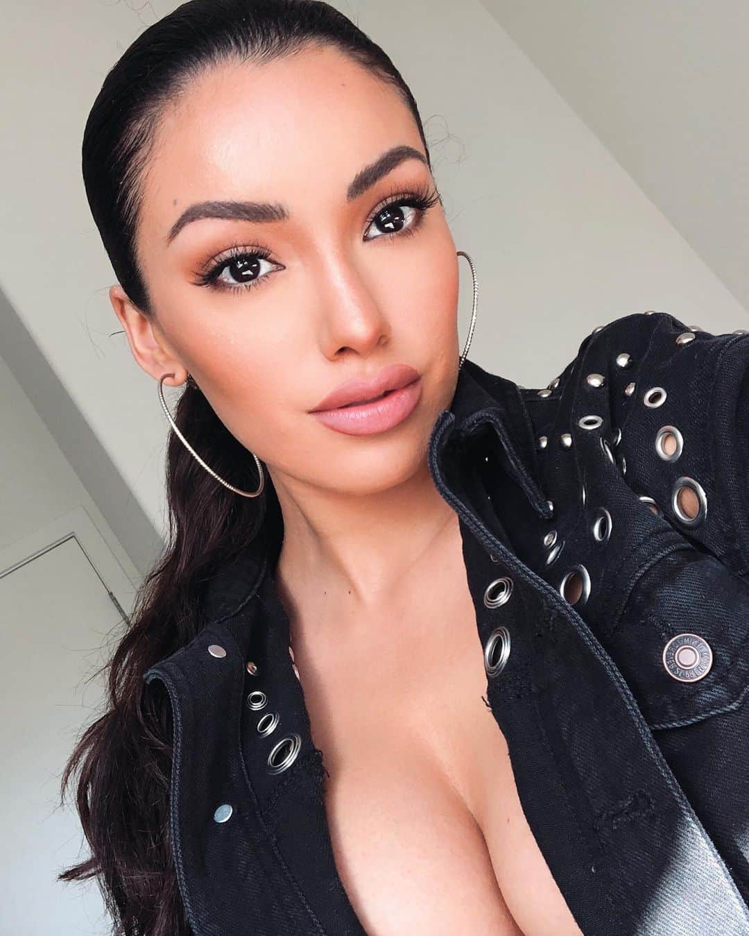 ゼリカ・シルバーのインスタグラム：「When you skip class to make it to an audition but then the audition gets cancelled so you take selfies and now you’re late to work....Happy Wednesday 🖤🙃」
