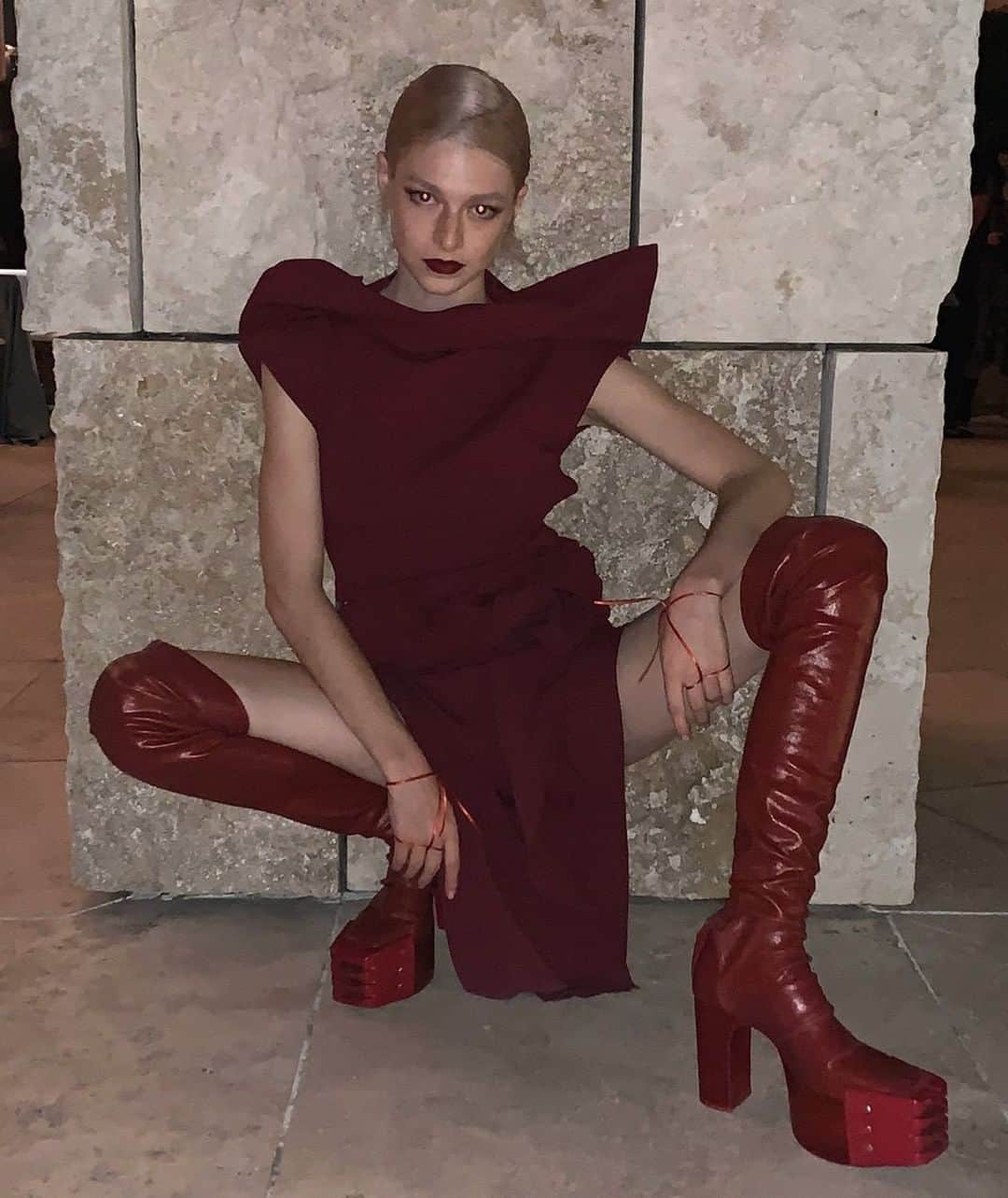 Vogueさんのインスタグラム写真 - (VogueInstagram)「After walking @RickOwensOnline's Spring 2019 show last year, @HunterSchafer continues to show her love for the designer. Posting a snap to Instagram of herself wearing head-to-toe Rick while showing off a custom pair of burgundy, knee-high Grill Kiss boots, Schafer gave the fall boot a radical makeover. Tap the link in our bio for more details.」10月24日 4時30分 - voguemagazine