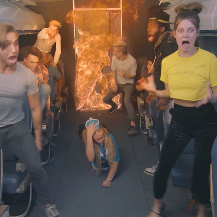 Hannah Stockingのインスタグラム：「First class VS Economy ✈️🥂🤮 (Full vid in bio!)」