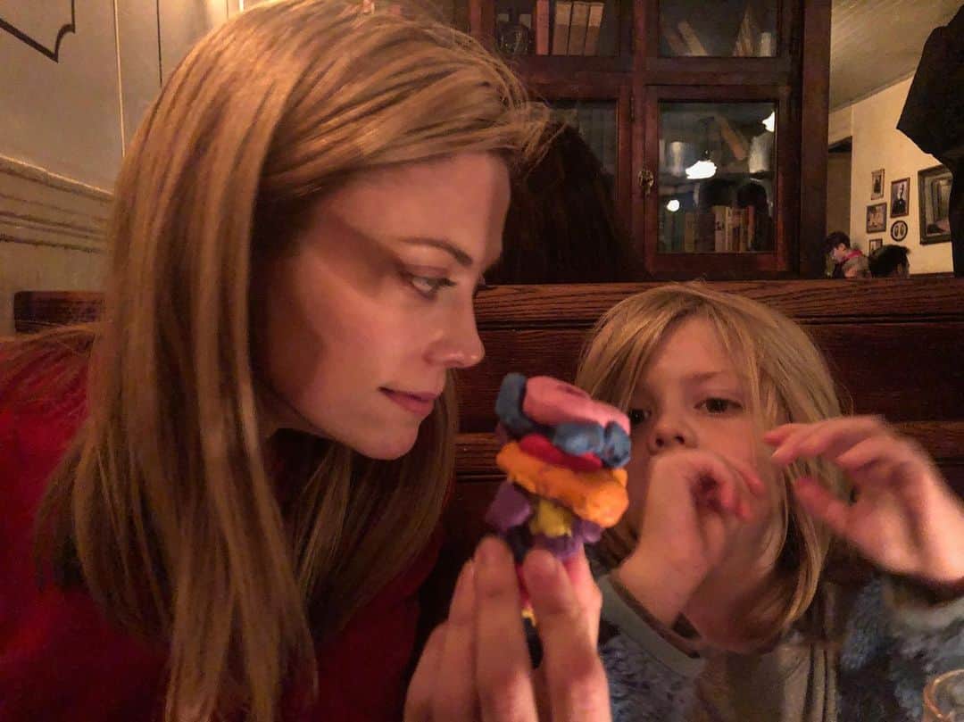 クレア・コフィーのインスタグラム：「More is more. #dinnerpartying 📸: @meganvelong」