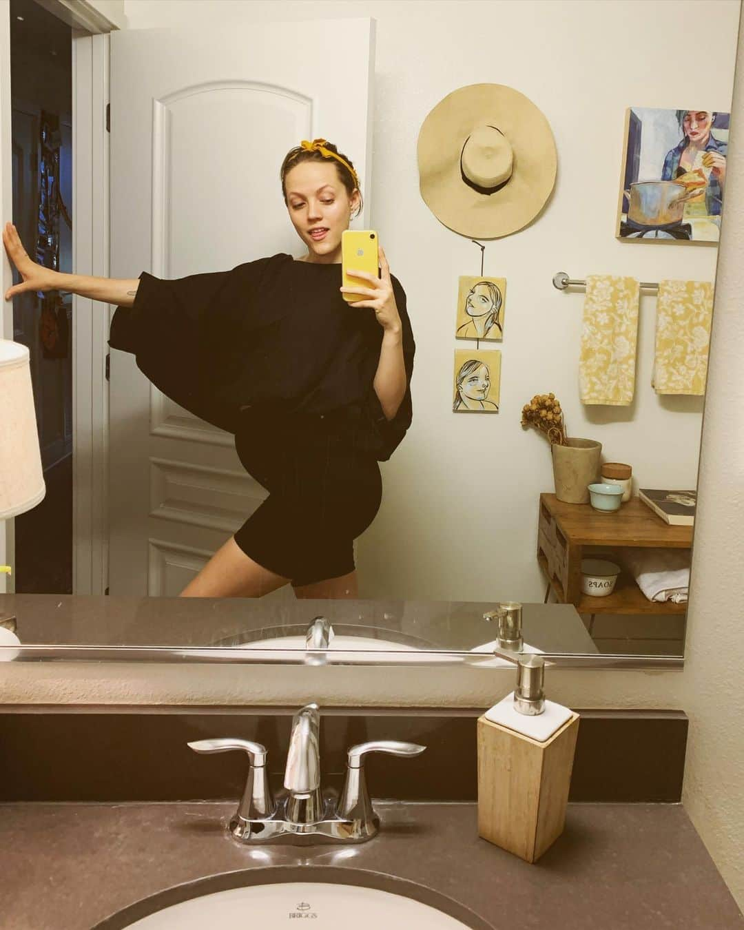 カティ・ショーのインスタグラム：「20 weeks down, 20 to go ✨」