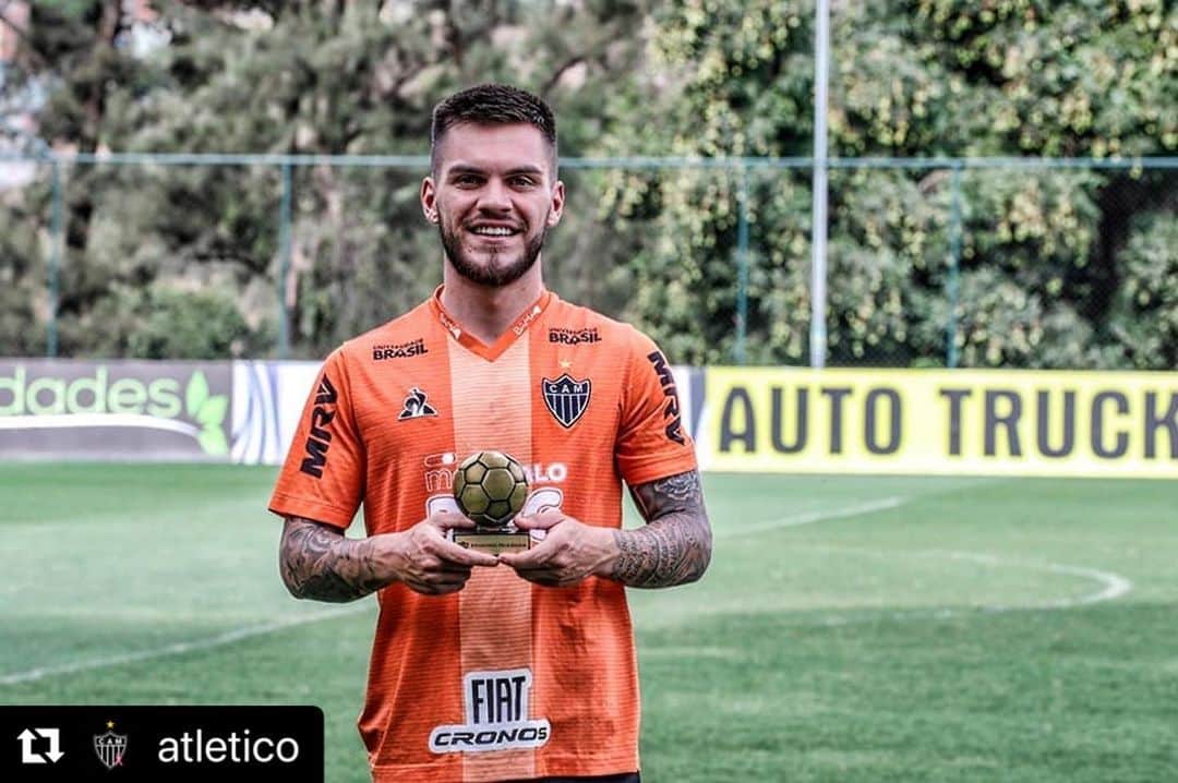 ナタンのインスタグラム：「#Repost @atletico with @make_repost ・・・ 🏆⚽ Viu uma bola no troféu e já tomou pra ele! 😂  Obrigado Pelos Votos 💪🏻🐔🔥」