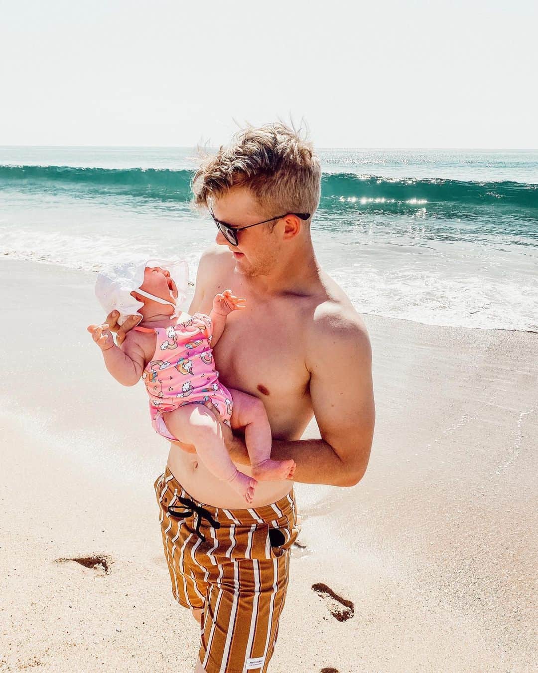 Aspyn Ovard Ferrisさんのインスタグラム写真 - (Aspyn Ovard FerrisInstagram)「First time at the beach for my baby!! She did not enjoy putting her toes in the water... Also celebrating 4 year of marriage today!!!!! We don’t have anyone with us to take a pic so this is my official happy anniversary post 🤪 I love you booboo @parkerferris!!」10月24日 5時22分 - aspynovard