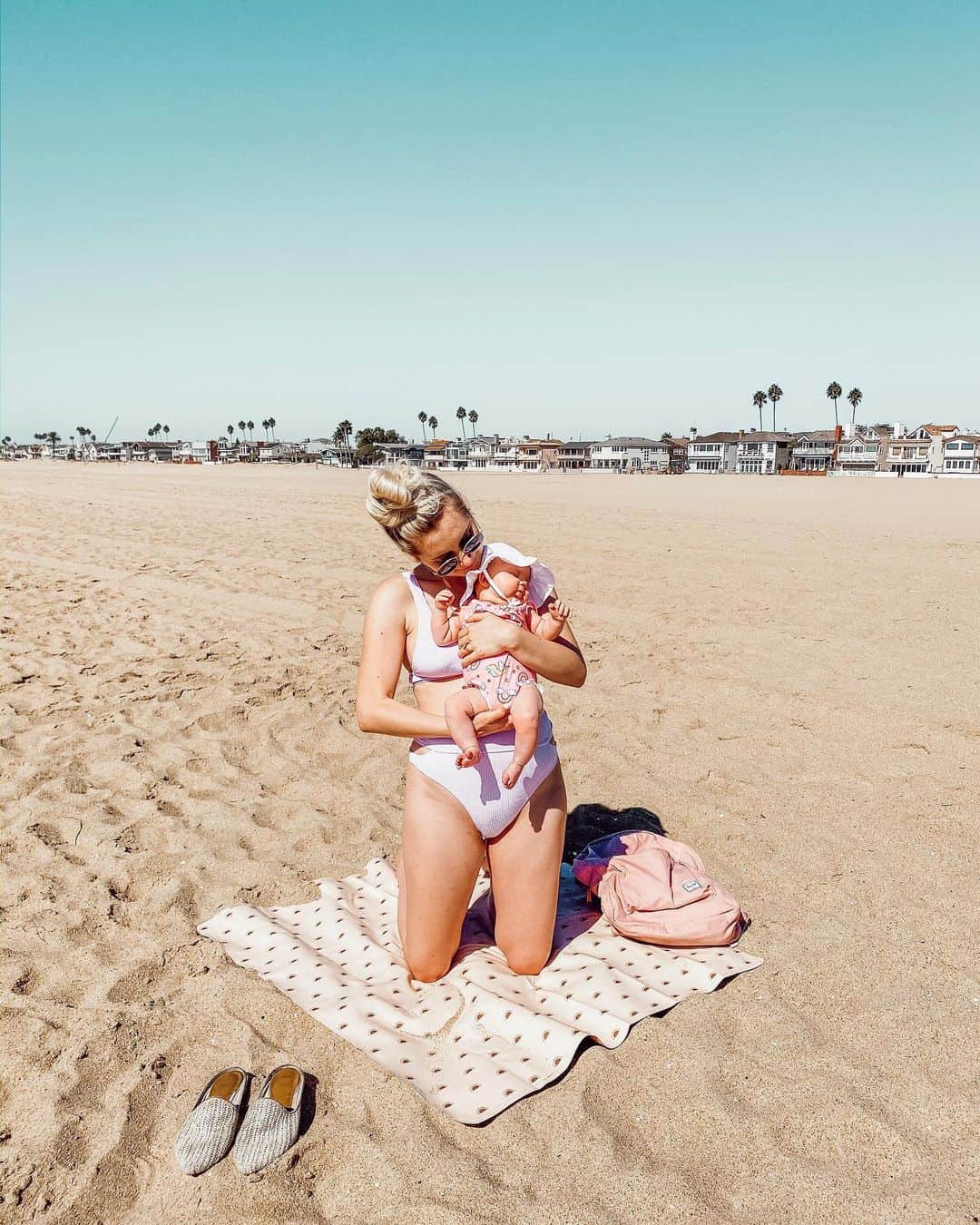 Aspyn Ovard Ferrisさんのインスタグラム写真 - (Aspyn Ovard FerrisInstagram)「First time at the beach for my baby!! She did not enjoy putting her toes in the water... Also celebrating 4 year of marriage today!!!!! We don’t have anyone with us to take a pic so this is my official happy anniversary post 🤪 I love you booboo @parkerferris!!」10月24日 5時22分 - aspynovard