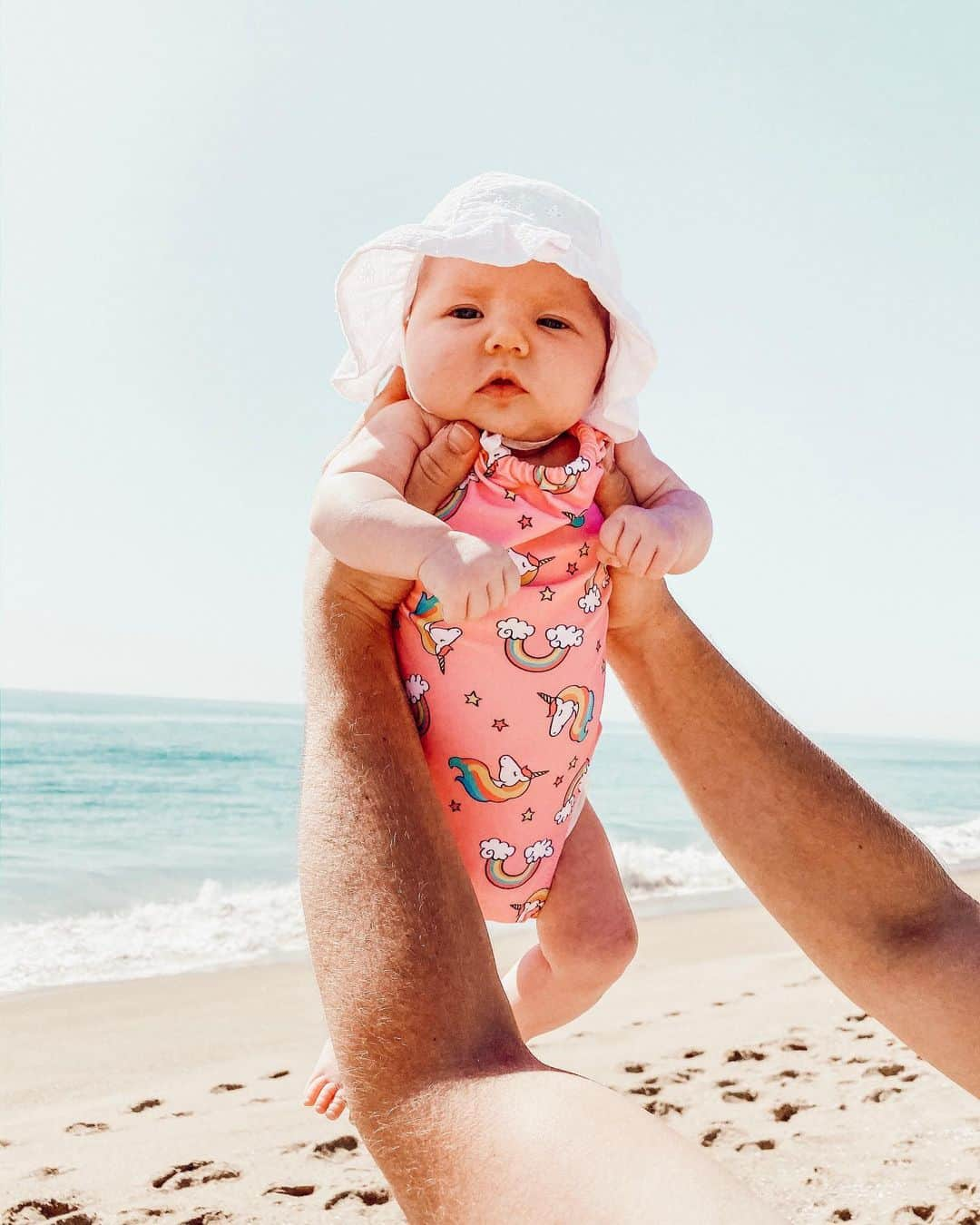 Aspyn Ovard Ferrisさんのインスタグラム写真 - (Aspyn Ovard FerrisInstagram)「First time at the beach for my baby!! She did not enjoy putting her toes in the water... Also celebrating 4 year of marriage today!!!!! We don’t have anyone with us to take a pic so this is my official happy anniversary post 🤪 I love you booboo @parkerferris!!」10月24日 5時22分 - aspynovard