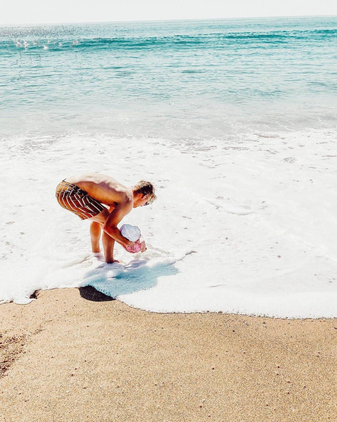 Aspyn Ovard Ferrisさんのインスタグラム写真 - (Aspyn Ovard FerrisInstagram)「First time at the beach for my baby!! She did not enjoy putting her toes in the water... Also celebrating 4 year of marriage today!!!!! We don’t have anyone with us to take a pic so this is my official happy anniversary post 🤪 I love you booboo @parkerferris!!」10月24日 5時22分 - aspynovard