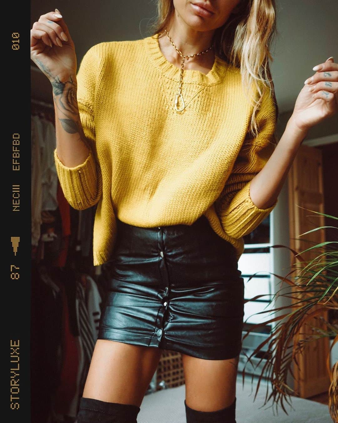 ルー・ティーズデールのインスタグラム：「Leather and knitwear all winter 💛🖤 Litwear? Sorry. - - - Jumper - @loversfriendsla  Skirt - @superdown Boots - @simmishoes」