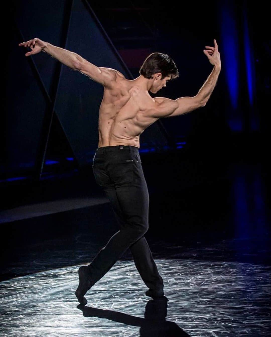 ロベルト・ボッレさんのインスタグラム写真 - (ロベルト・ボッレInstagram)「Happy #worldballetday」10月24日 5時48分 - robertobolle