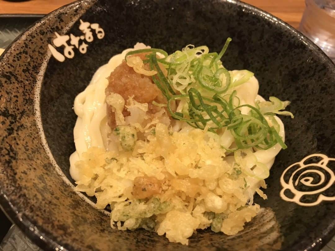 はなまるうどんのインスタグラム：「こんにちは😍✨今日は、 #おろししょうゆ に「 #揚げかす 」をのせてみました😋🏅さっぱりと食べながらも、サクサクっとした食感を楽しめました🤗🙌🏻揚げかすは、タイミングによって置いていない場合もございますが、一度はうどんにかけてお試しくださいね😎✨ #はなまるうどん」