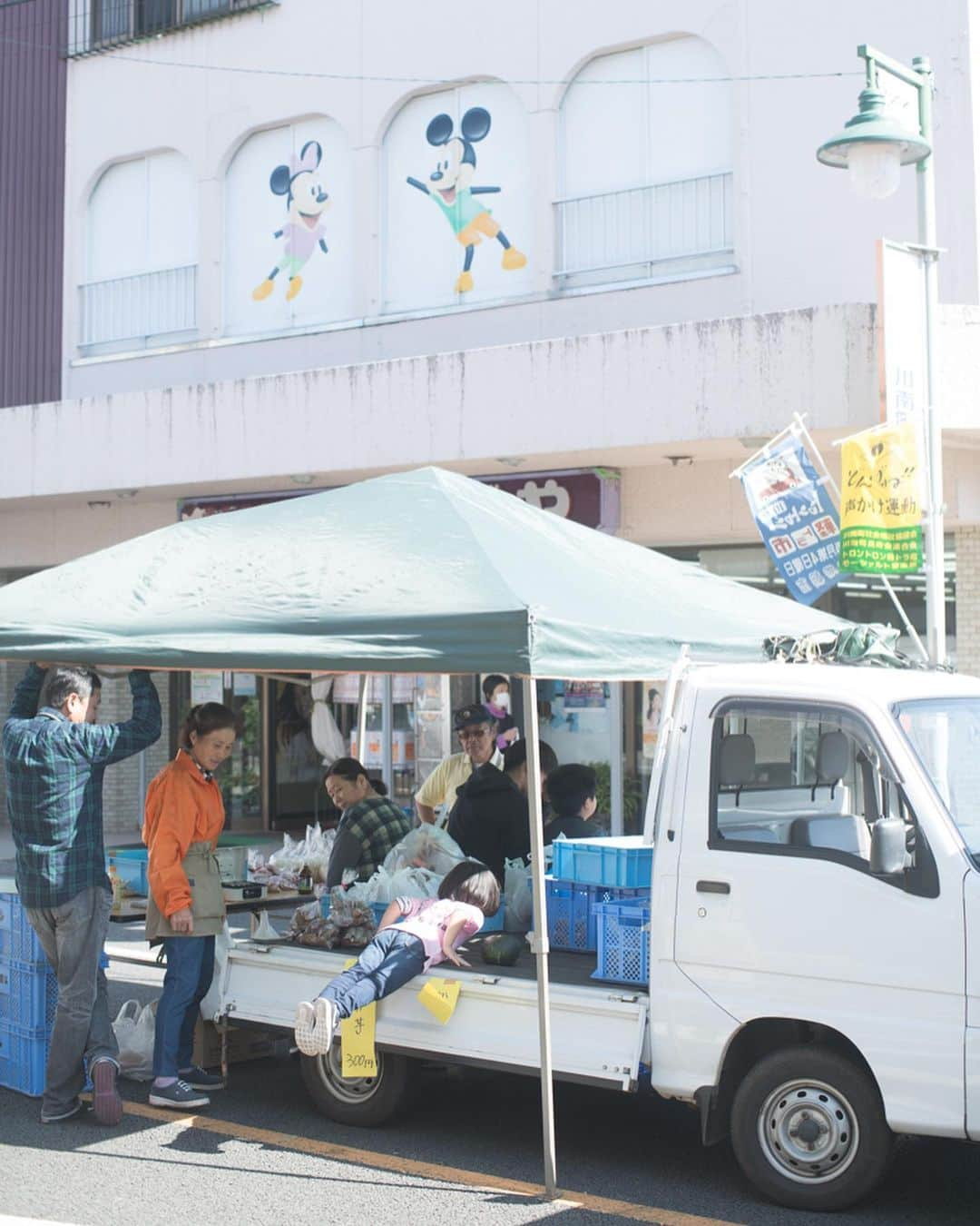 甲斐みのりさんのインスタグラム写真 - (甲斐みのりInstagram)「10月27日（日）8時〜 宮崎県川南町 「トロントロン軽トラ市」。 トロントロンは川南町の正式な地名で、道路標識やバス停もあるので探してみてください。 トラックの荷台を売り場にしたたくさんのお店が出店して賑わいます。  午後13時〜 サンA川南町文化ホール&川南町立図書館にて、 『町・海・大地　川南町の旅』 トークショー、写真展、古本市を開催します。 日曜日はぜひ川南町へ。  #川南町 #川南町の旅 #町海大地川南町の旅 #旅のかけら宮崎  #宮崎県川南町探訪  #宮崎県川南町探訪つづき  写真　鍵岡龍門」10月24日 11時31分 - minori_loule