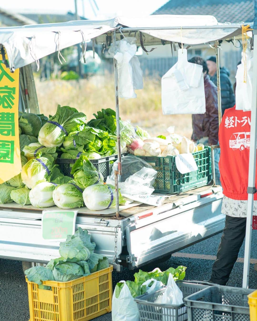 甲斐みのりさんのインスタグラム写真 - (甲斐みのりInstagram)「10月27日（日）8時〜 宮崎県川南町 「トロントロン軽トラ市」。 トロントロンは川南町の正式な地名で、道路標識やバス停もあるので探してみてください。 トラックの荷台を売り場にしたたくさんのお店が出店して賑わいます。  午後13時〜 サンA川南町文化ホール&川南町立図書館にて、 『町・海・大地　川南町の旅』 トークショー、写真展、古本市を開催します。 日曜日はぜひ川南町へ。  #川南町 #川南町の旅 #町海大地川南町の旅 #旅のかけら宮崎  #宮崎県川南町探訪  #宮崎県川南町探訪つづき  写真　鍵岡龍門」10月24日 11時31分 - minori_loule