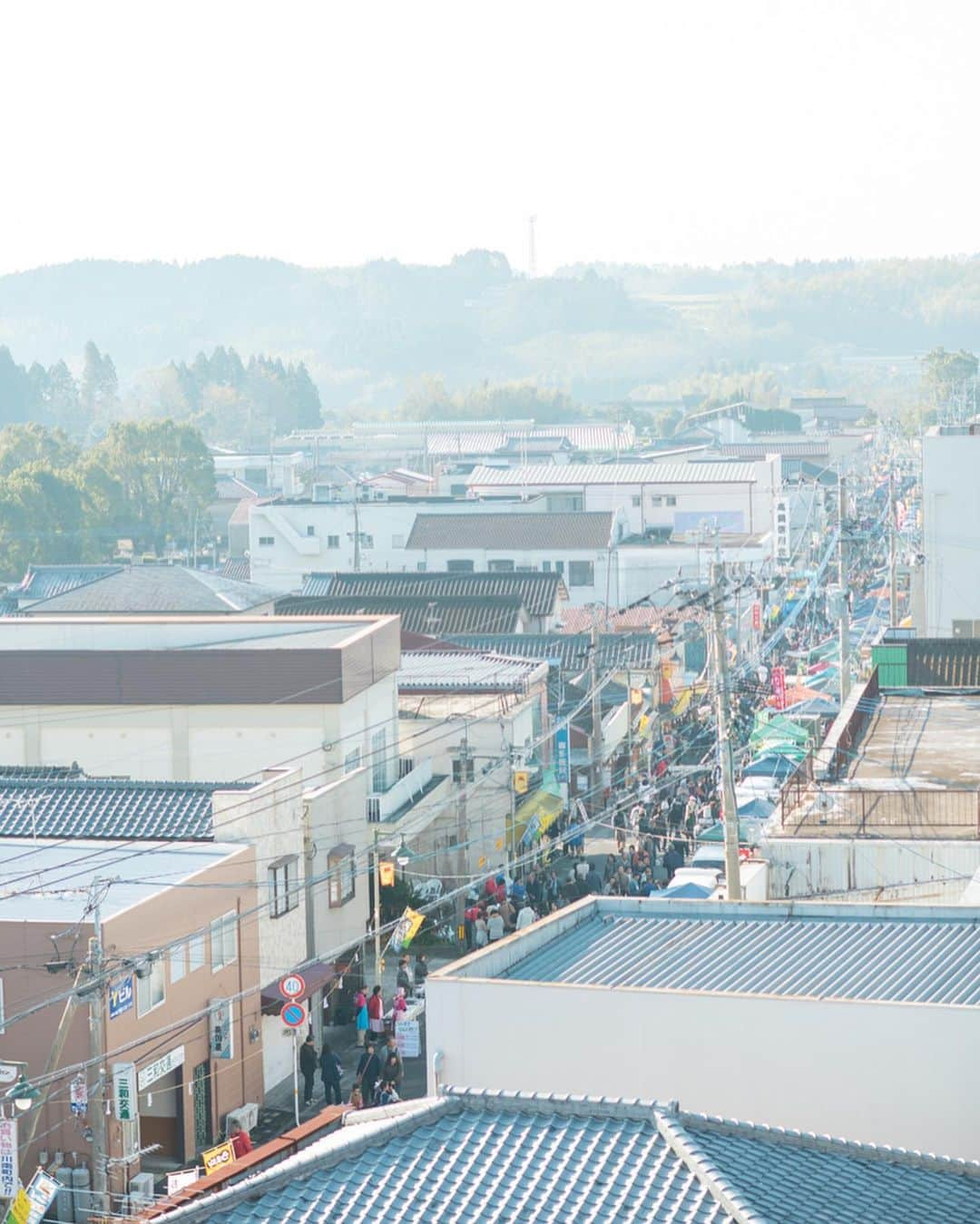 甲斐みのりさんのインスタグラム写真 - (甲斐みのりInstagram)「10月27日（日）8時〜 宮崎県川南町 「トロントロン軽トラ市」。 トロントロンは川南町の正式な地名で、道路標識やバス停もあるので探してみてください。 トラックの荷台を売り場にしたたくさんのお店が出店して賑わいます。  午後13時〜 サンA川南町文化ホール&川南町立図書館にて、 『町・海・大地　川南町の旅』 トークショー、写真展、古本市を開催します。 日曜日はぜひ川南町へ。  #川南町 #川南町の旅 #町海大地川南町の旅 #旅のかけら宮崎  #宮崎県川南町探訪  #宮崎県川南町探訪つづき  写真　鍵岡龍門」10月24日 11時31分 - minori_loule