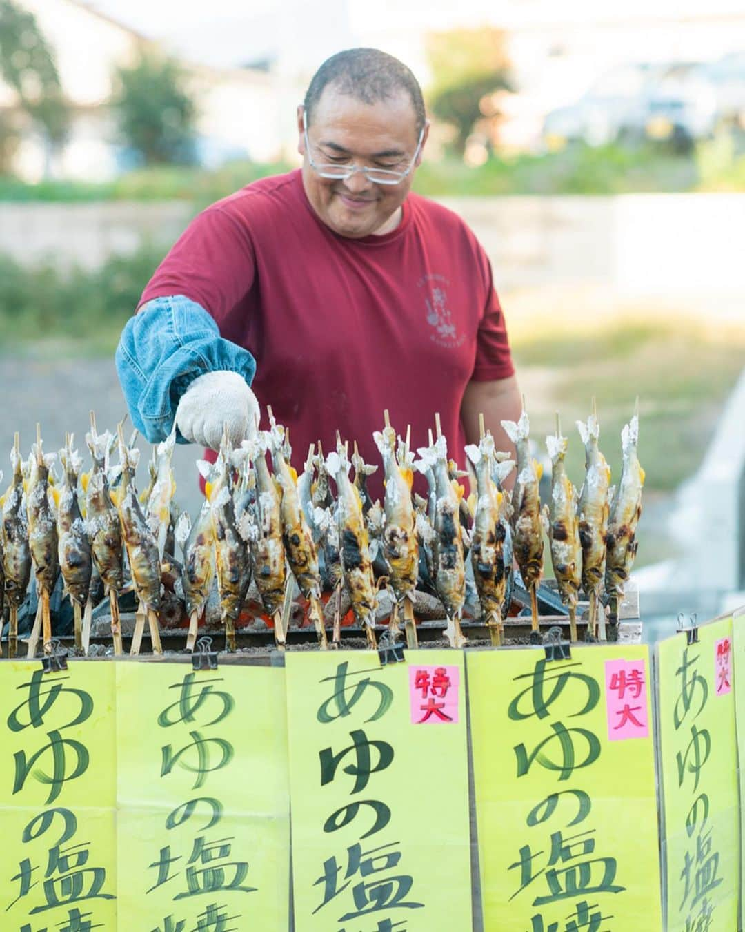 甲斐みのりさんのインスタグラム写真 - (甲斐みのりInstagram)「10月27日（日）8時〜 宮崎県川南町 「トロントロン軽トラ市」。 トロントロンは川南町の正式な地名で、道路標識やバス停もあるので探してみてください。 トラックの荷台を売り場にしたたくさんのお店が出店して賑わいます。  午後13時〜 サンA川南町文化ホール&川南町立図書館にて、 『町・海・大地　川南町の旅』 トークショー、写真展、古本市を開催します。 日曜日はぜひ川南町へ。  #川南町 #川南町の旅 #町海大地川南町の旅 #旅のかけら宮崎  #宮崎県川南町探訪  #宮崎県川南町探訪つづき  写真　鍵岡龍門」10月24日 11時31分 - minori_loule