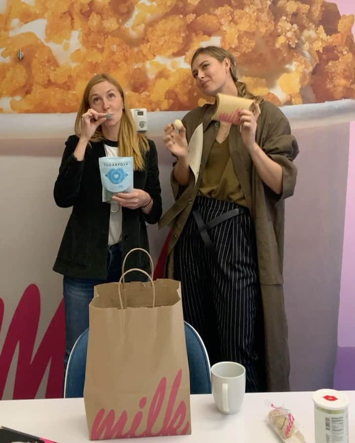 マリア・シャラポワのインスタグラム：「Don’t mind us, we’re just here eating our way through hump day  @christinatosi」