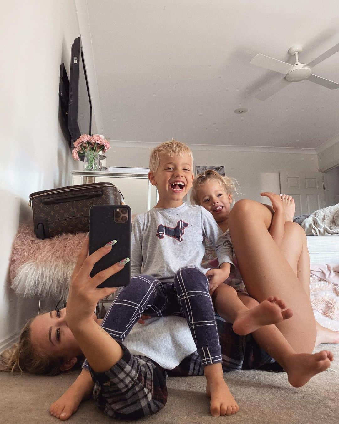 Tammyさんのインスタグラム写真 - (TammyInstagram)「When you become a mother you no longer belong to yourself.  You give everything you have for these tiny humans but they give you so much more in return.  My babies you make me stronger, better, more patient.  The deepest love I’ve ever known ♥️」10月24日 6時27分 - tammyhembrow