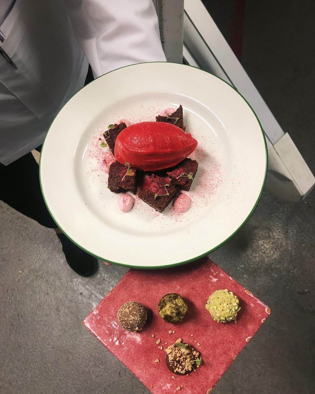 イザベル・オルソンのインスタグラム：「Vegansk brownie 🙌🏼 #tavernaaverna」