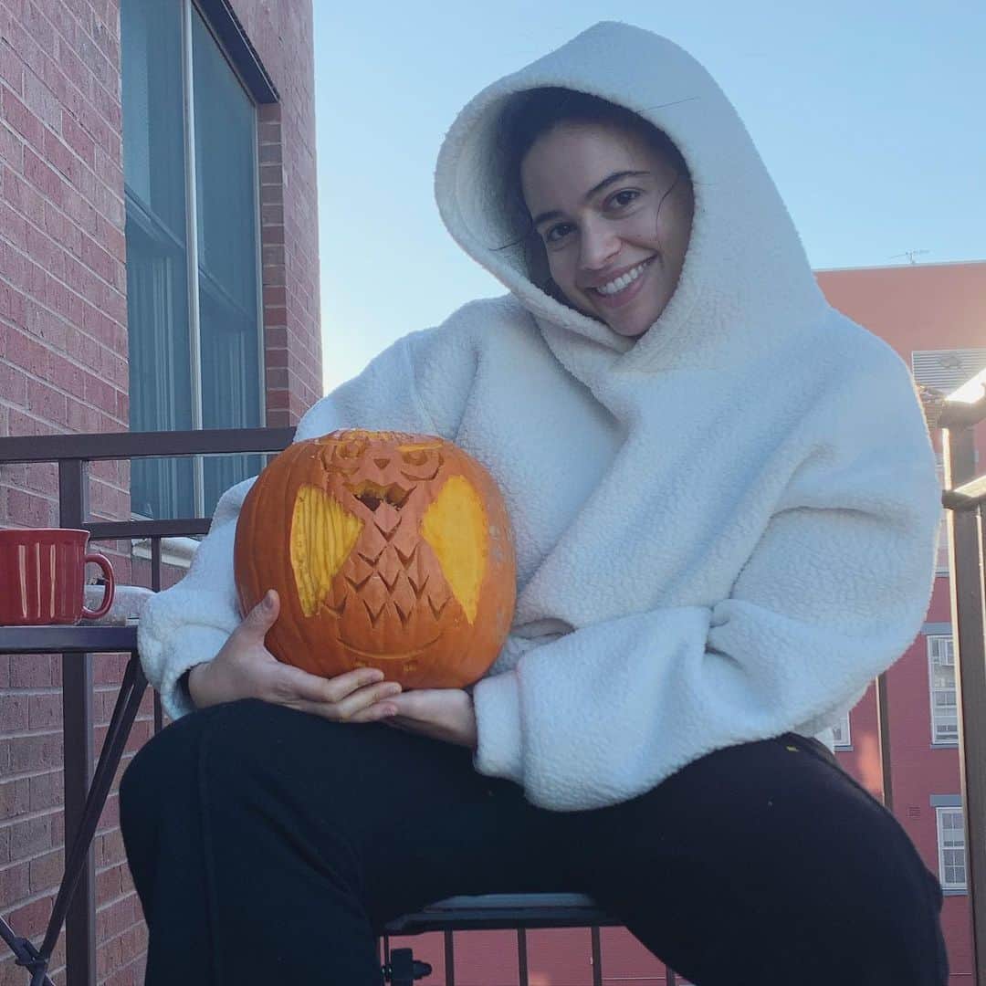ライリー・ティコティンさんのインスタグラム写真 - (ライリー・ティコティンInstagram)「Fluffy marshmallow with a sinus infection celebrates Halloween by carving a pumpkin #wholesome #lies」10月24日 6時36分 - rileyticotin