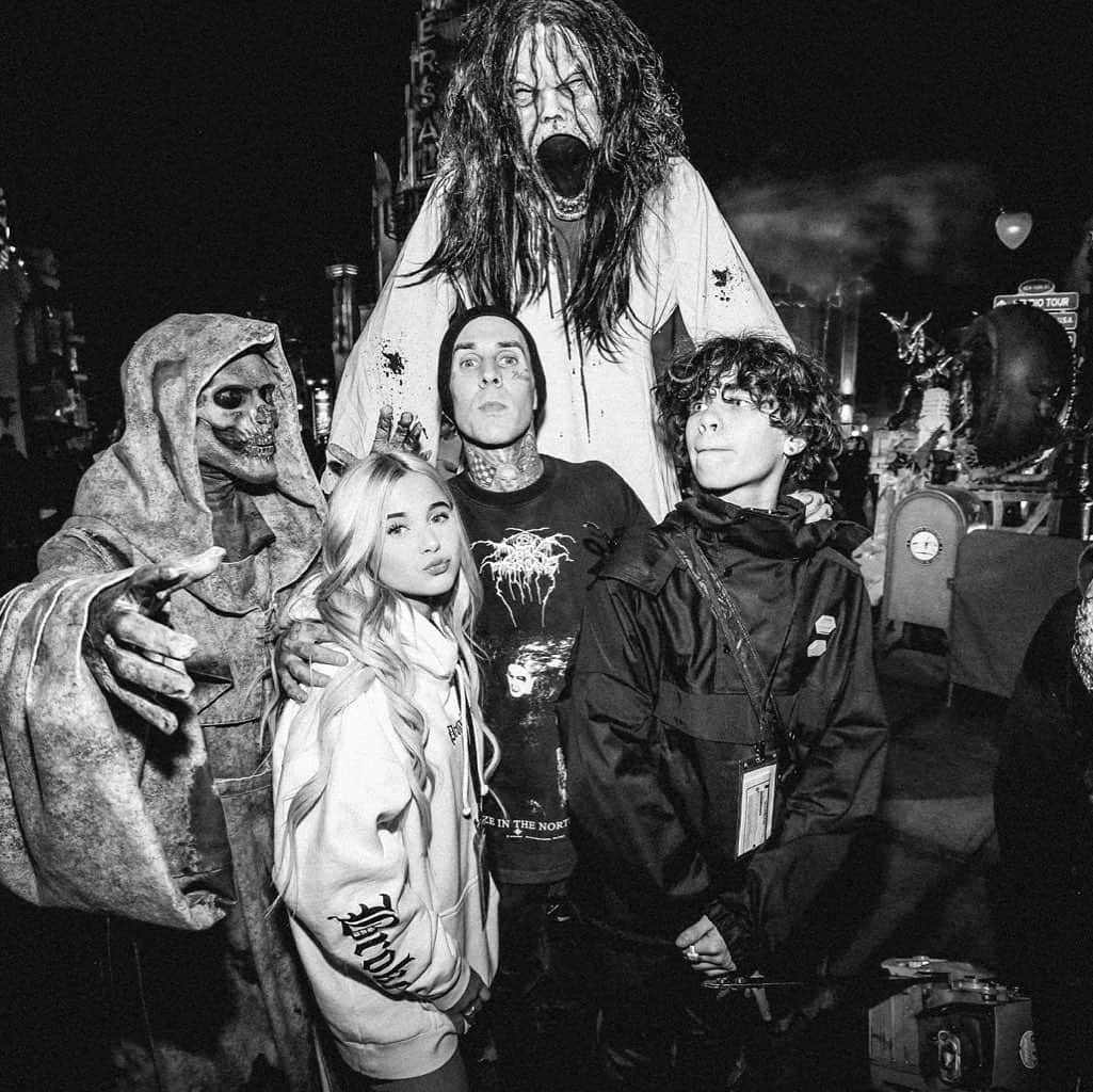 トラヴィス・バーカーさんのインスタグラム写真 - (トラヴィス・バーカーInstagram)「Family portrait at @horrornights 🧟‍♂️」10月24日 6時46分 - travisbarker