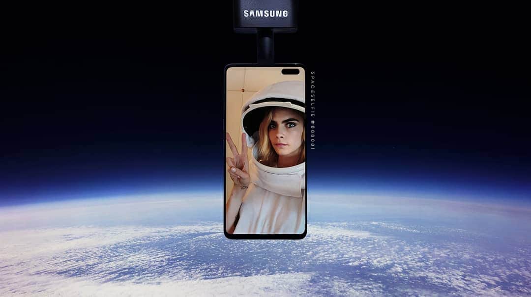 カーラ・デルヴィーニュのインスタグラム：「Take a good look guys, this is the first ever #SpaceSelfie! Tonight we became Space Pioneers, check out this epic group selfie that is now on it's way into the stratosphere! Now it's your turn, register now and show me what you've got. I'm waiting... Go to Samsung.com/spaceselfie to upload your selfie #SpaceSelfie #ad #withGalaxy」