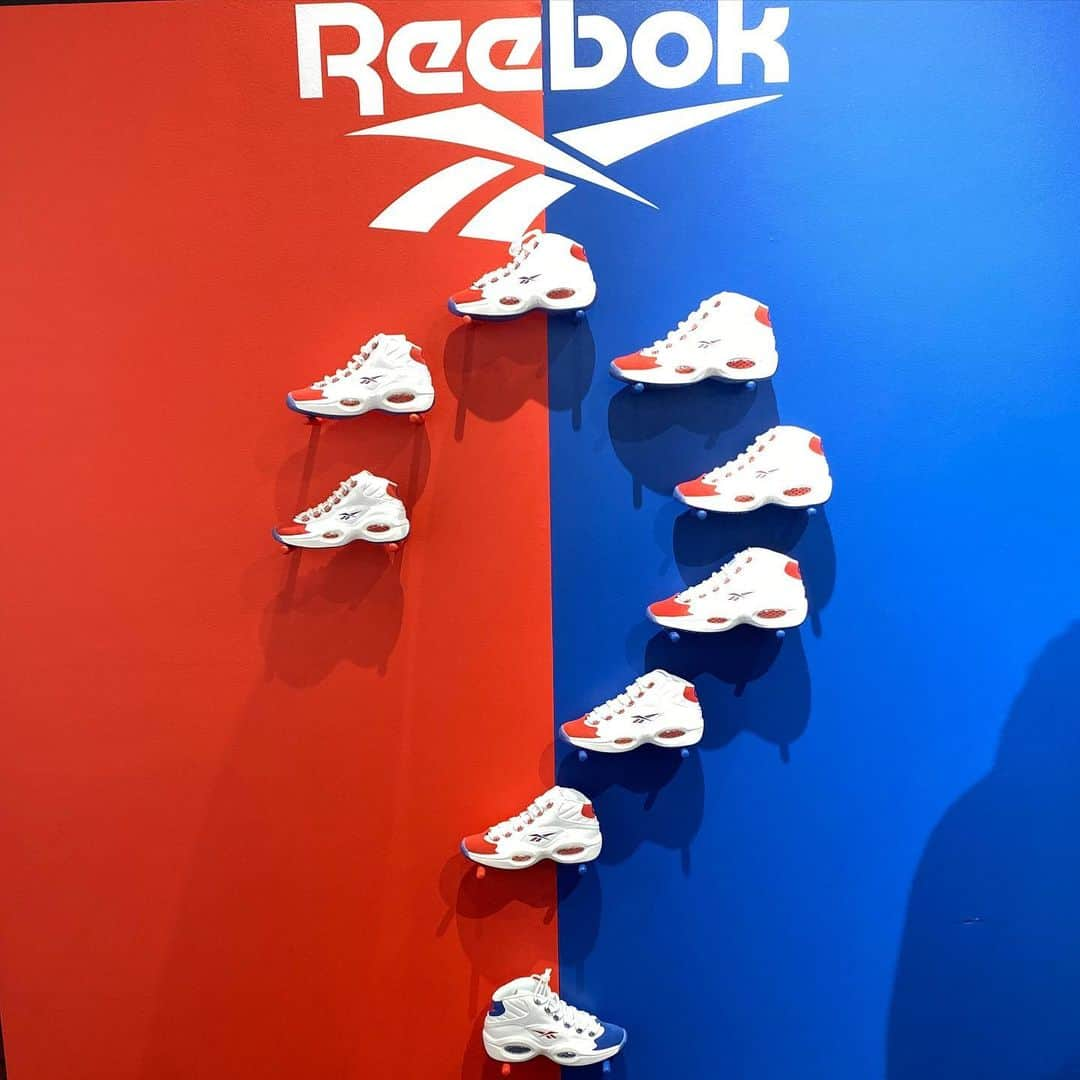 アレン・アイバーソンさんのインスタグラム写真 - (アレン・アイバーソンInstagram)「It’s always fun to come home! My first stop @footlockerphilly to celebrate the release of my new shoe with MY fans!  Thank you!  Us vs. Everybody 4 Life!  @reebokclassics @mooremgmtentllc #DoubleCross #ItsALifestyle #ReebokBACK 📸: @_slimmoses_」10月24日 7時21分 - theofficialai3