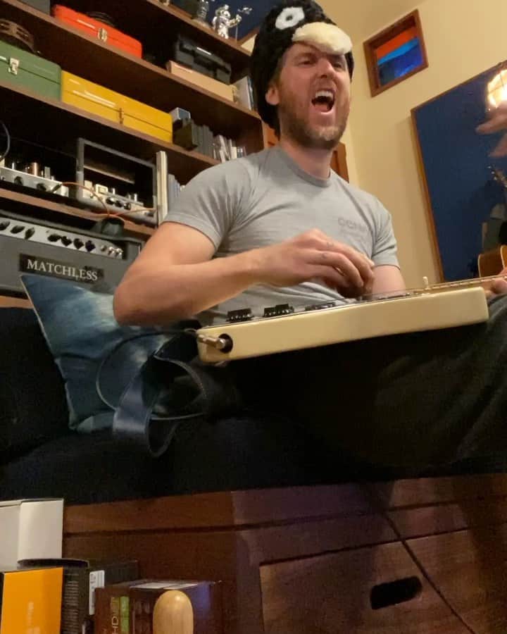 ジェシー・カーマイケルのインスタグラム：「Jamming with the Bubbs. I like when he comes over to adjust the tone on the guitar :)」