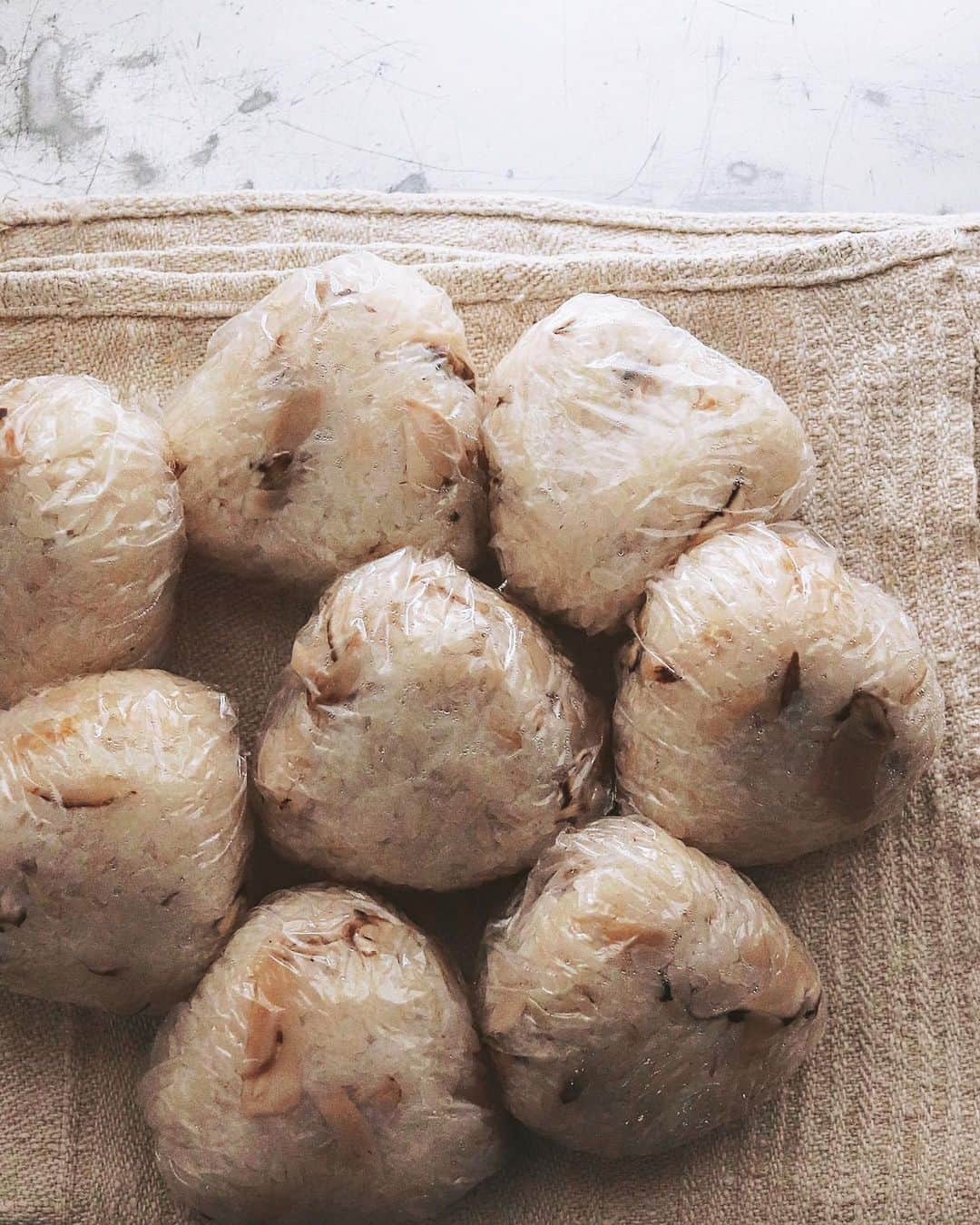 樋口正樹さんのインスタグラム写真 - (樋口正樹Instagram)「Matsutake gohan . 松茸ご飯でおにぎり。 朝２個、昼２個ずつ。 . .  #松茸ご飯 #おにぎり #松茸 #辰野町 #onigiriaction #matsutake」10月24日 7時39分 - higuccini