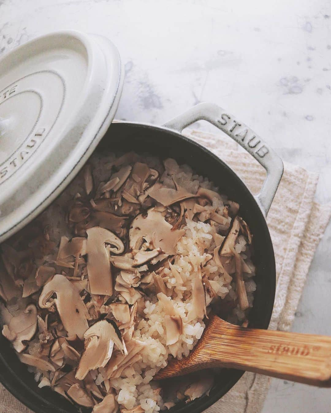 樋口正樹さんのインスタグラム写真 - (樋口正樹Instagram)「Matsutake gohan . 松茸ご飯でおにぎり。 朝２個、昼２個ずつ。 . .  #松茸ご飯 #おにぎり #松茸 #辰野町 #onigiriaction #matsutake」10月24日 7時39分 - higuccini