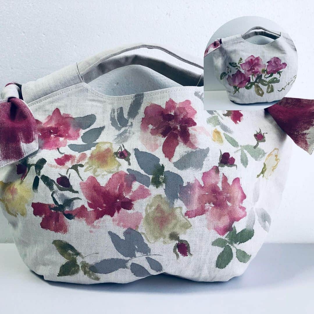 Diy Soho手作り倉庫さんのインスタグラム写真 - (Diy Soho手作り倉庫Instagram)「流郷由紀子先生とのコラボバッグ❣️ 表面だけでなく、裏面もしっかり書いてくださってサイン入りになっていますから両面楽しめます。手書きの花ですから、もちろん、世界にひとつのバッグです。 動画に作り方をご紹介した、このリボンバッグのデザインは、この為にデザインしたものです。 表布は、綿麻にしっかり芯、内布は、リバティプリントを使用しました。 流郷先生の絵と喧嘩しないプリント選びに時間がかかりました。 #薔薇のバッグ #流郷由紀子 #リボンバッグ #手書きバッグ #つくしいばら #作り方はユーチューブ #手作り倉庫diysoho #youtube」10月24日 7時55分 - diy_soho2