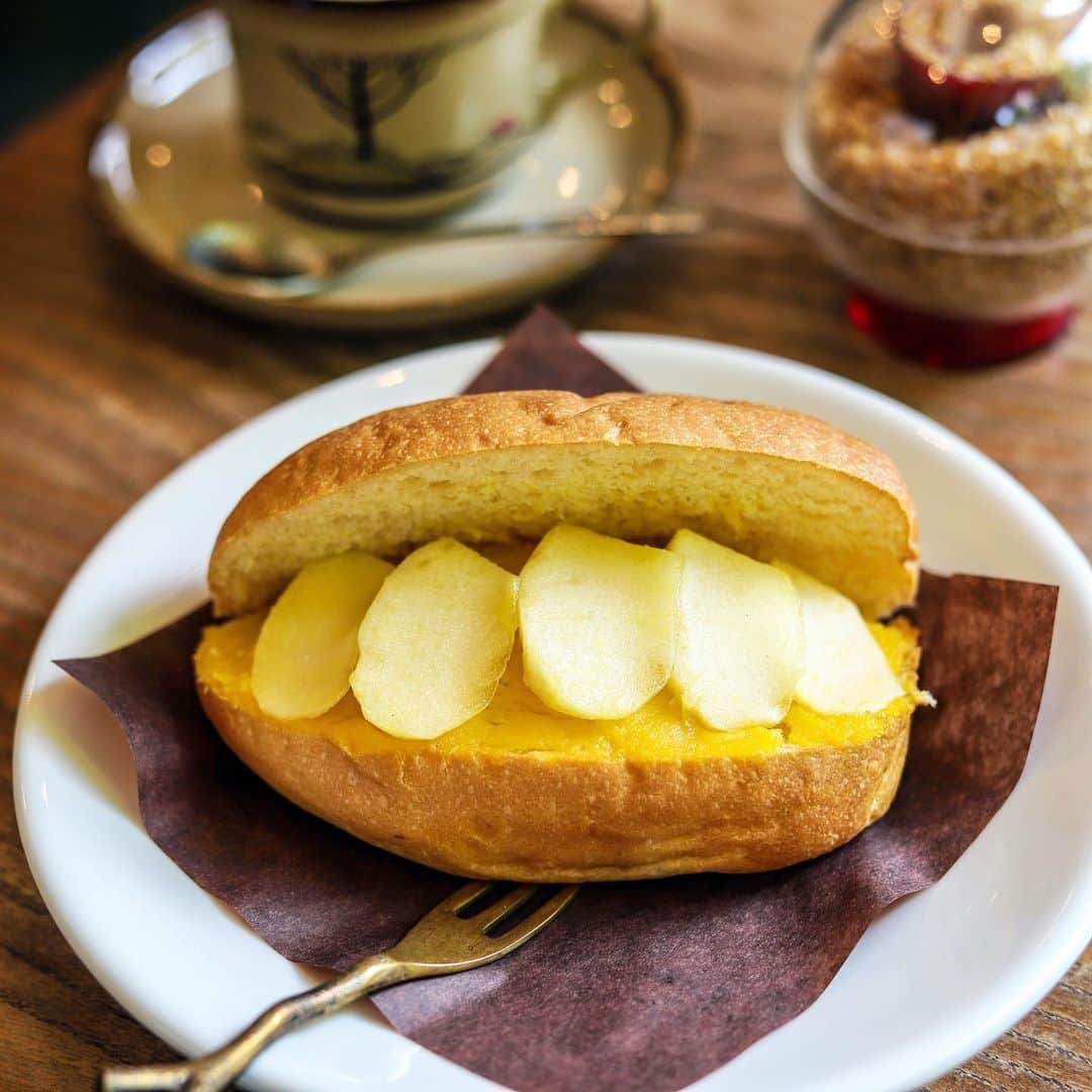 きょん。さんのインスタグラム写真 - (きょん。Instagram)「. .  トースター @toaster488  種子島から 届いた安納芋を トースターさんとこの コッペでサンド。  芋由来の 自然な甘さに ホッペがオチタ。  そんな秋コッペ、 今年もスタート🍠! #トースター #sweets#breakfast#安納芋」10月24日 7時52分 - kyon_tokiiro