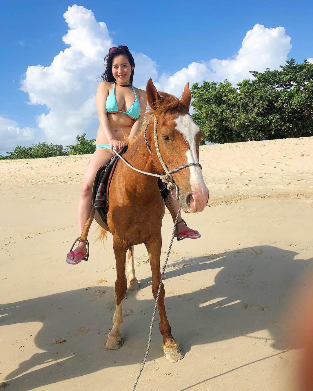 三島奈津子さんのインスタグラム写真 - (三島奈津子Instagram)「... 初めて乗馬をしました🐴✨✨ 海辺を散歩するのすごい気持ちよかったー😂💓💓 らんちゃんは乗馬を習ってたからスイスイ乗れてて めちゃくちゃカッコ良かった👏💕 #フィジー #fiji #旅行 #女子旅 #乗馬 #三島奈津子」10月24日 8時00分 - satomi_muryou