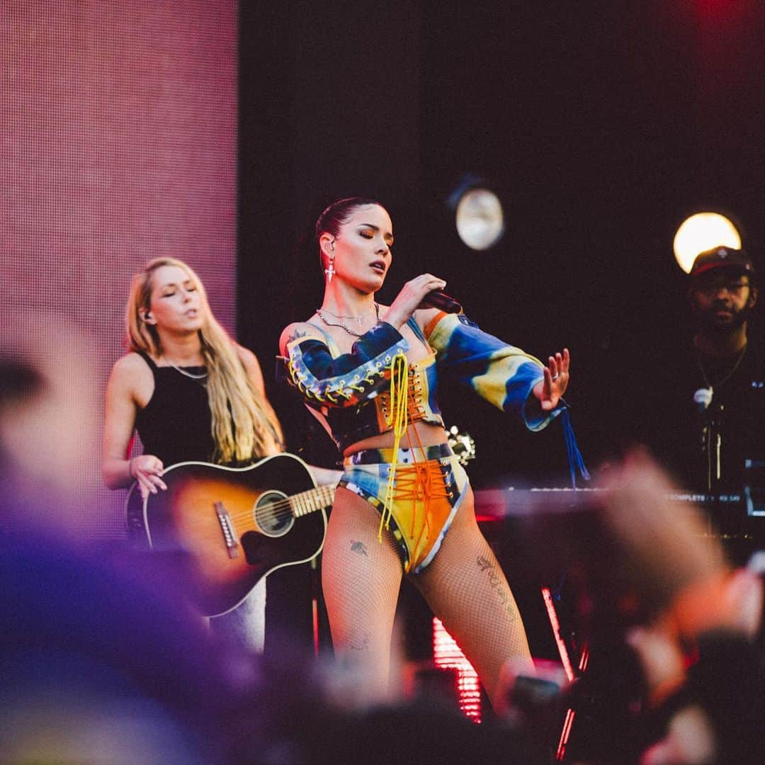 Halseyさんのインスタグラム写真 - (HalseyInstagram)「2nd pic I said “get it from the back n make ur fuckin bra strap pop.” @lakers 🎉 @donslens」10月24日 8時01分 - iamhalsey