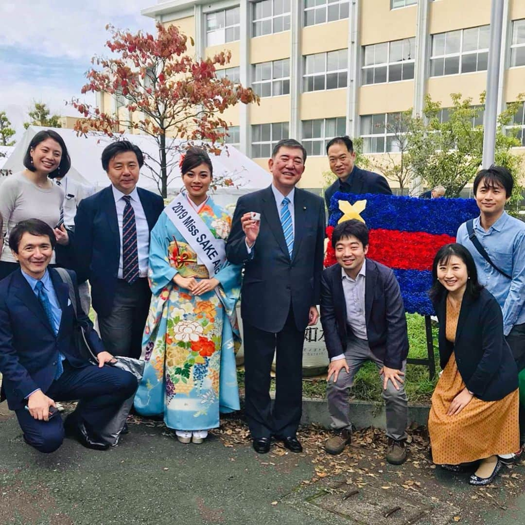 石破茂のインスタグラム：「地方創生三田会代表・松田智生さん(89年政卒)の企画で、地方創生シンポジウムが開催され、そこで基調講演「地方創生の本質」をさせていただきました。  和服の女性は、ミス日本酒愛知に選ばれた豊田 佳穂さん(法学部4年)です。  #三田会 #慶應義塾大学 #地方創生 #基調講演 #パネルディスカッション #ミス日本酒愛知 #石破茂」