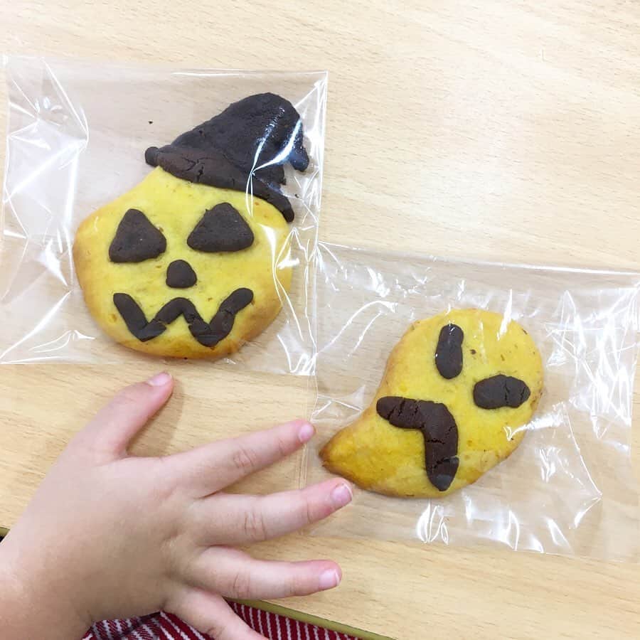 蒲生麻由のインスタグラム：「ハロウィンクッキー作り🎃﻿ 近くのこども園のイベントに参加したよ❣️﻿ 楽しかったねぇ👻﻿ ﻿ #ハロウィンクッキー作り #Halloween ﻿ #急遽キッズエプロン調達　#当日配送﻿ #Amazon様々 #mysun #楽しい時間﻿ #mamalife #男の子ママ﻿」