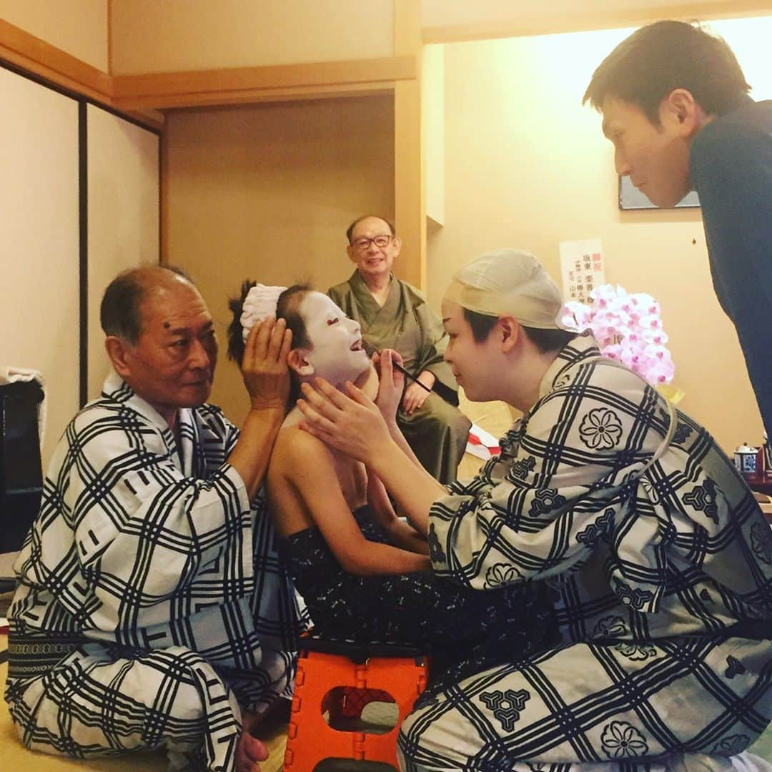 坂東亀三郎さんのインスタグラム写真 - (坂東亀三郎Instagram)「父が見守る普段通りの亀三郎の変身途中に実弟・亀蔵さんが乱入！﻿ ﻿ 亀三郎は照れてしまい、﻿ やゑ六さんは困ってしまい、﻿ 父は大喜びで、﻿ 羽之助さんは変わらず支え…、﻿ ﻿ 我が家はいつも平和だなぁー。﻿ ﻿ ﻿ #楽善 #坂東楽善﻿ #亀蔵 #坂東亀蔵 #乱入﻿ #羽之助 #坂東羽之助﻿ #やゑ六 #坂東やゑ六﻿ #歌舞伎 #音羽屋 #歌舞伎役者﻿ #亀三郎 #坂東亀三郎 #六代目﻿ #彦三郎 #坂東彦三郎 #九代目﻿ #歌舞伎部 #otowayabando﻿ #親バカ部 #倅マン #えみふる﻿ #歌舞伎大好き #KABUKI﻿ コメントはお気軽に📝﻿ ﻿  歌舞伎座 「芸術祭十月大歌舞伎」は26日まで。」10月24日 8時54分 - otowayabando