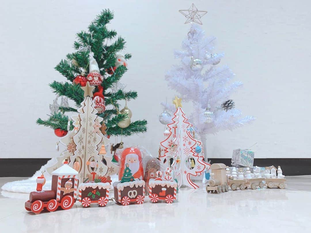 3COINS lN LUMINEさんのインスタグラム写真 - (3COINS lN LUMINEInstagram)「✨🆕新商品🆕✨ . ・ こんにちは！ ・ ルミネ大宮店です🐿 ・ クリスマス商品が多数入荷しております🎄🎁🎅🌟 . ・ 今年のテーマは"大人なクリスマス"! . ・ それに合わせて毎年人気のツリーにホワイトカラーのものが入荷しております❄☃ . ・ オールホワイトで揃えるのも素敵です☺️ . ・ 他にも光るオーナメントやMDFツリー、トレインなど可愛いいアイテムもたくさん入荷しております✨🎄🚂 . ・ ぜひ今から3coinsのクリスマス商品でご準備してみてはいかがでしょうか🥰. ・ ご来店お待ちしております🧸💕. ・ #3coins  #スリーコインズ #スリコ #ルミネ #ルミネ大宮 #クリスマス #クリスマスパーティー  #クリパ」10月24日 9時21分 - 3coins.in.lumine