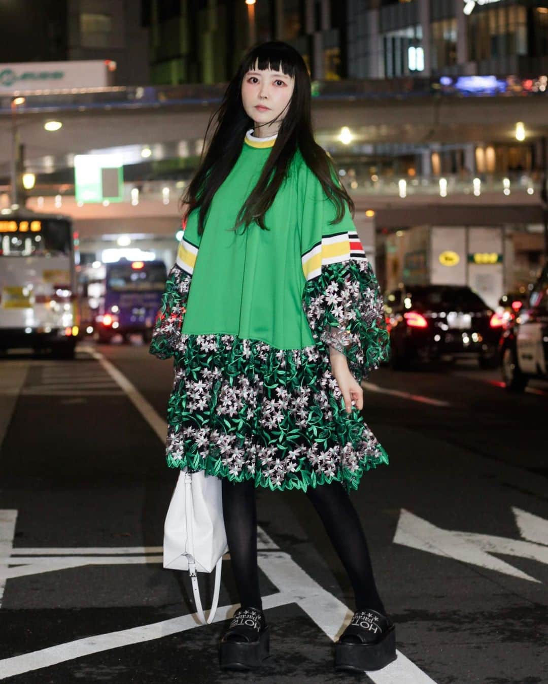 Fashionsnap.comさんのインスタグラム写真 - (Fashionsnap.comInstagram)「【東コレスナップ】東京のファッションウィークでFASHIONSNAP.COMのスナップハンターが撮影したストリートスナップを毎日更新中。6日目となる10月19日は、「アール エー ビー ディー（RABD）」と「ガッツ ダイナマイト キャバレーズ」のショー来場客をスナップしました。 #東コレ20年春夏 #RakutenFWT #RABD #GUTSDYNAMITECABARETS」10月20日 12時38分 - fashionsnapcom