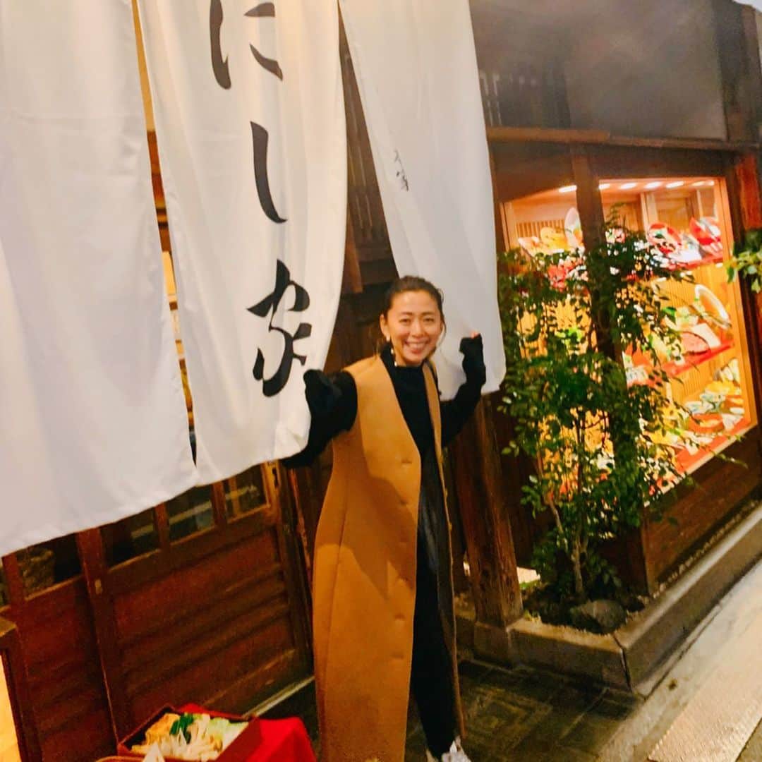 野沢和香さんのインスタグラム写真 - (野沢和香Instagram)「仲良しのカリスマ姉さま　@naokookusa に 大阪に来る度に遭遇するという奇跡🤣‼️ (前回の大阪も振り返ったら居たの😂たぶん姉さま実は大阪住んでるんじゃないかな〜…🤔) という訳で🤩 お互い仕事が終わり合流‼️ @asami_bear も合流して、麻美ちゃんが調べてくれた　美味しいうどんすきを堪能した夜。 楽しすぎて、うっかり新幹線を乗り遅れ、私は日帰りの予定が大阪ステイ😂😂😂 なかなか濃いめの大阪nightでしたw  それにしても、いつ会っても、姉さまは安定の超人スケジュール🤣w それでも太陽のように人にパワーをあげれる心の健やかさに毎回👏 私も頑張ろうっと😊 まずは…東京に帰らねば🤣」10月20日 12時40分 - wakanozawa