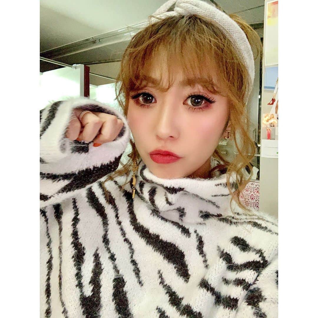 葉月樹里さんのインスタグラム写真 - (葉月樹里Instagram)「先週は普段よりハードにアルコール浴びました🍾 . .  やっと休肝日ですで . .  来週もよろすこすこです🙋‍♀️ . .  HELLOWEEN装飾するだよ〜👻❤️ . . .  #葉月樹里 #soiréeine #ソワレーヌ #ずりおコーデ #ootd #cordinate  #handm #エイチアンドエム #AW2019 #ゼブラ柄 #セットアップ #setup #今年はグレー系が気になるです」10月20日 12時54分 - hazukijuri