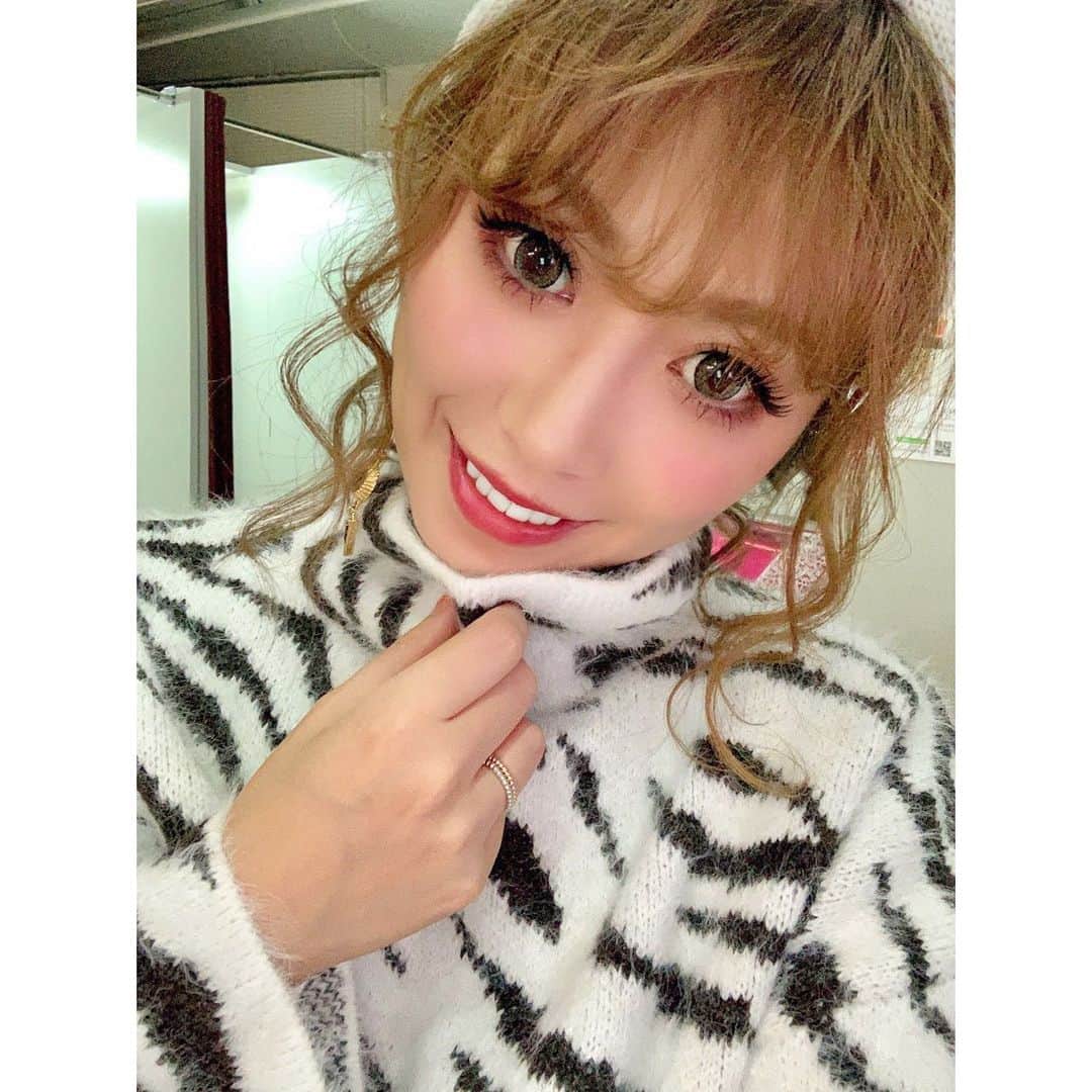 葉月樹里のインスタグラム：「先週は普段よりハードにアルコール浴びました🍾 . .  やっと休肝日ですで . .  来週もよろすこすこです🙋‍♀️ . .  HELLOWEEN装飾するだよ〜👻❤️ . . .  #葉月樹里 #soiréeine #ソワレーヌ #ずりおコーデ #ootd #cordinate  #handm #エイチアンドエム #AW2019 #ゼブラ柄 #セットアップ #setup #今年はグレー系が気になるです」