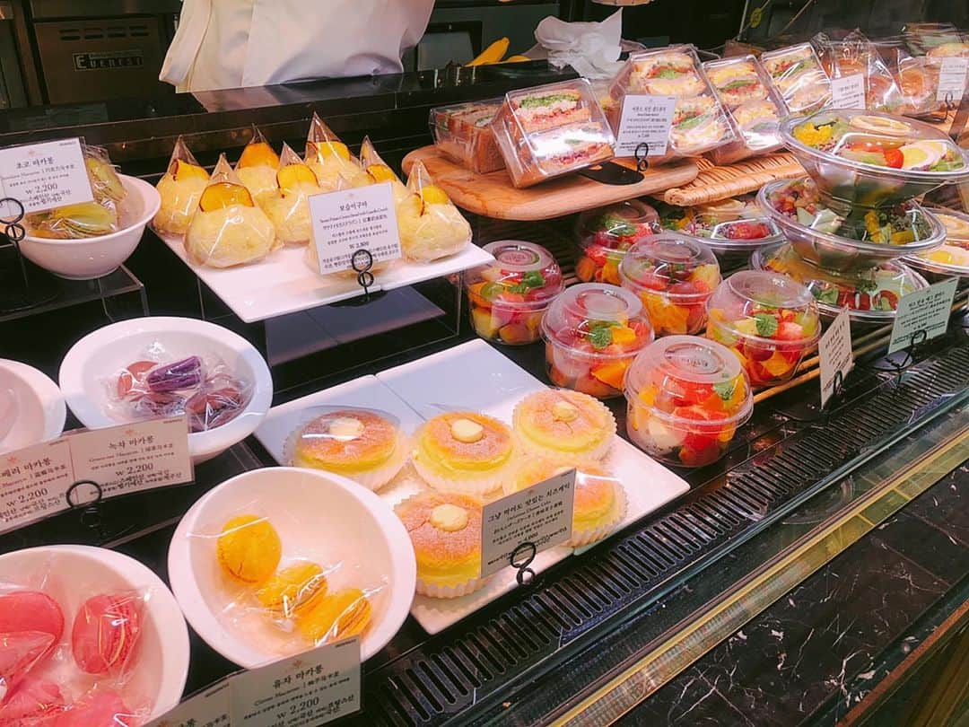 とぎもちさんのインスタグラム写真 - (とぎもちInstagram)「♡ 韓国の仁川空港のパリクロワッサン🥐💕 出国口上の階にあります！ 初めて行ったけど、パンの種類も揃っててクロワッサンすごく美味しそう😳💓💓 タピオカラテもあるし、出発前に寄るのいいかも♪ ♡ #パリクロワッサン #仁川空港 #韓国 #韓国パン屋 #파리크라상 #인천공항 #인천맛집 #먹스타그램 #토기모치 #とぎもち #とぎもちkorea #토기모치mukbang #먹방 #유튜버 #유튜브」10月20日 12時54分 - togistagram