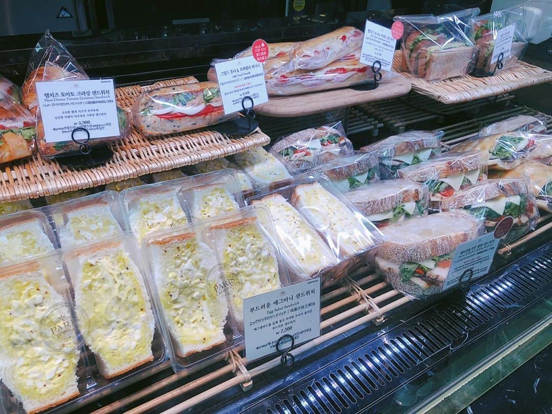 とぎもちさんのインスタグラム写真 - (とぎもちInstagram)「♡ 韓国の仁川空港のパリクロワッサン🥐💕 出国口上の階にあります！ 初めて行ったけど、パンの種類も揃っててクロワッサンすごく美味しそう😳💓💓 タピオカラテもあるし、出発前に寄るのいいかも♪ ♡ #パリクロワッサン #仁川空港 #韓国 #韓国パン屋 #파리크라상 #인천공항 #인천맛집 #먹스타그램 #토기모치 #とぎもち #とぎもちkorea #토기모치mukbang #먹방 #유튜버 #유튜브」10月20日 12時54分 - togistagram