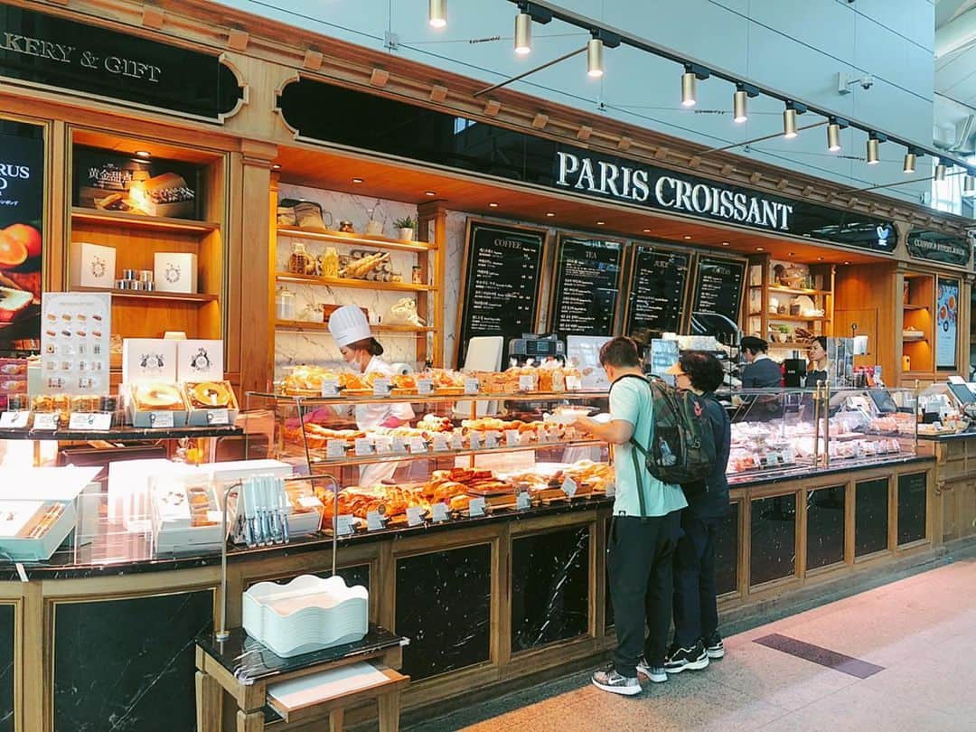 のインスタグラム：「♡ 韓国の仁川空港のパリクロワッサン🥐💕 出国口上の階にあります！ 初めて行ったけど、パンの種類も揃っててクロワッサンすごく美味しそう😳💓💓 タピオカラテもあるし、出発前に寄るのいいかも♪ ♡ #パリクロワッサン #仁川空港 #韓国 #韓国パン屋 #파리크라상 #인천공항 #인천맛집 #먹스타그램 #토기모치 #とぎもち #とぎもちkorea #토기모치mukbang #먹방 #유튜버 #유튜브」