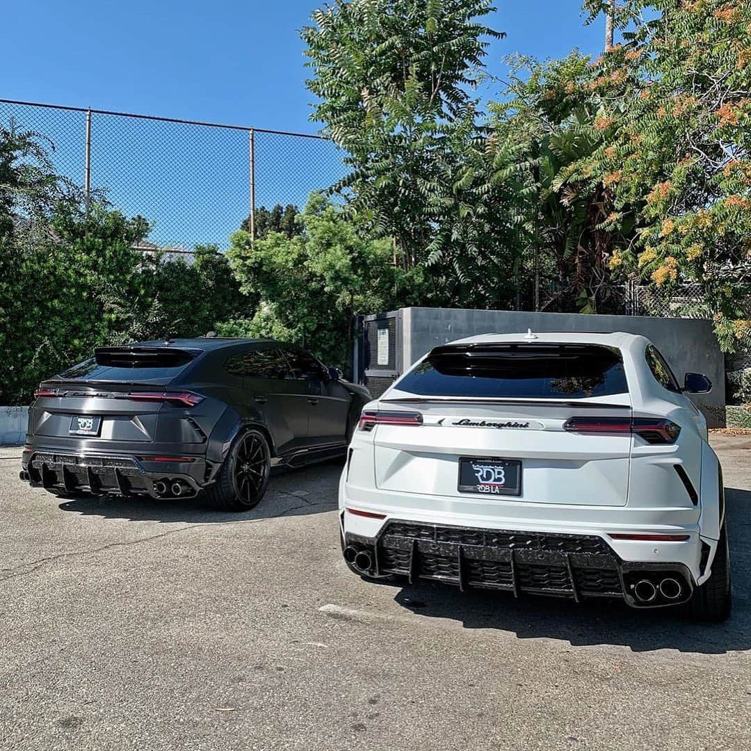 CARLiFESTYLEさんのインスタグラム写真 - (CARLiFESTYLEInstagram)「Black or White? 🤔 Custom by @RDBLA #RDBLA #carlifestyle #Urus」10月20日 12時48分 - carlifestyle