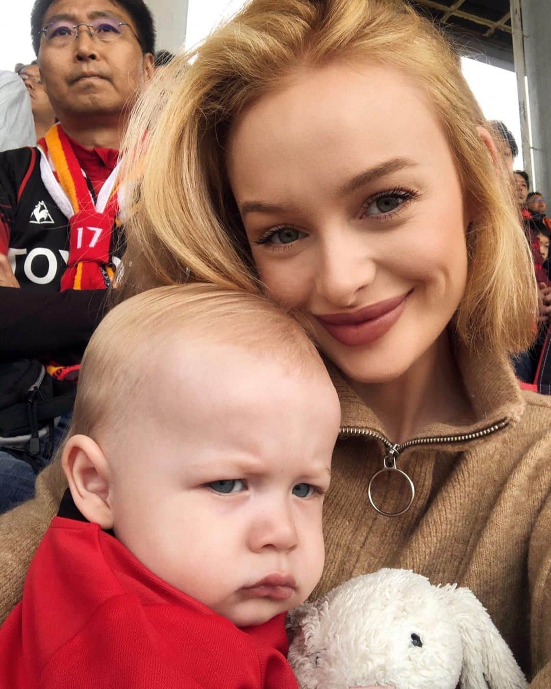 リアノン・ランゲラック（ミッチェル・ランゲラックの妻）のインスタグラム：「The way he watches football 🧐🥰 very serious!」