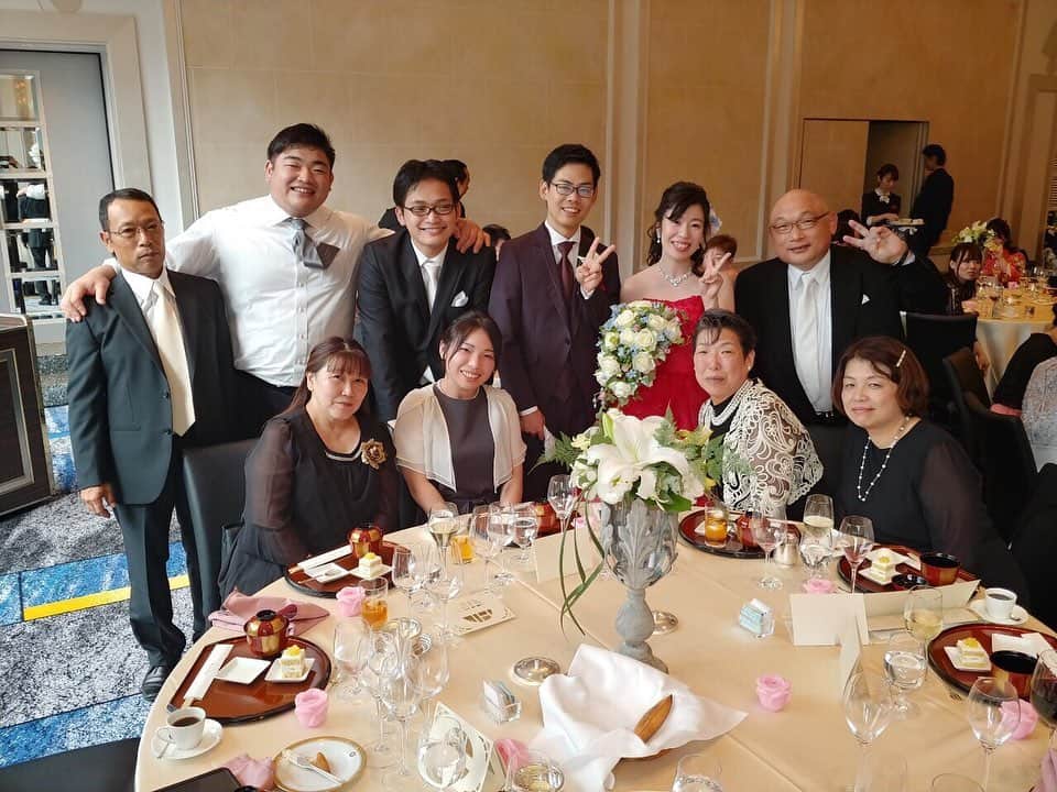 王子谷剛志さんのインスタグラム写真 - (王子谷剛志Instagram)「いとこの結婚式！！ ネクタイを胸ポケットにしまってるの忘れててそのまま参加してました。笑 幸せになってね！！😆👍 #いとこ #結婚式 #酒の飲み方が親父と似てると言われる #親戚に久しぶりに会えた #2月まで毎月結婚式 #最高」10月20日 12時56分 - takeshiojitani
