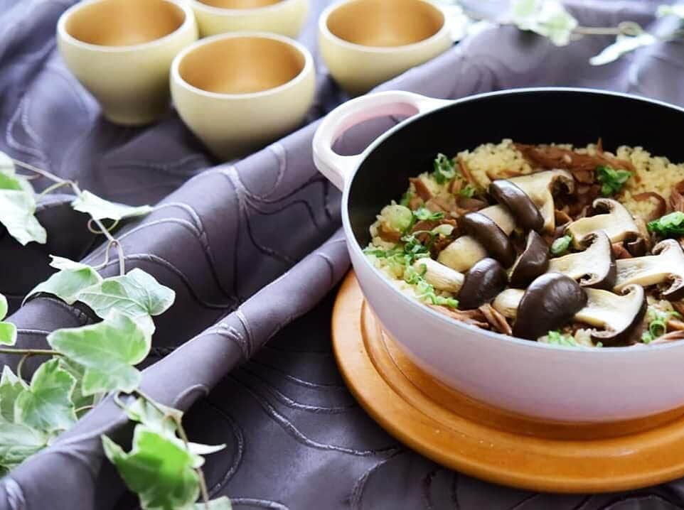 Le Creuset Japon　ル・クルーゼ ジャポンさんのインスタグラム写真 - (Le Creuset Japon　ル・クルーゼ ジャポンInstagram)「栄養学、食養学、美容食、マクロビ、ハーブ、お茶…と幅広く学びを深められてきた、ル・クルーゼアンバサダーしめぎひとみさん @karune_style 。会員制ホームスタイルのおもてなし料理サロン、カルネスタイルを主宰。ウェルカムティーからスタートするレッスンは、お料理はもちろん、“心地よい暮らし“味わい、学ぶことができます。秋の恵みたっぷりのきのこご飯からも、心地よさが伝わってきます。 . #ルクルーゼ #lecreuset #ルクルーゼアンバサダー #アンバサダー #シンプルクッキング #お料理教室 #クッキングラム #cookingram #手料理#おうちごはん #うつわ #器 #器好き #簡単ごはん #デリスタグラム #きのこご飯 #きのこ #マクロビ」10月20日 12時57分 - lecreusetjapon